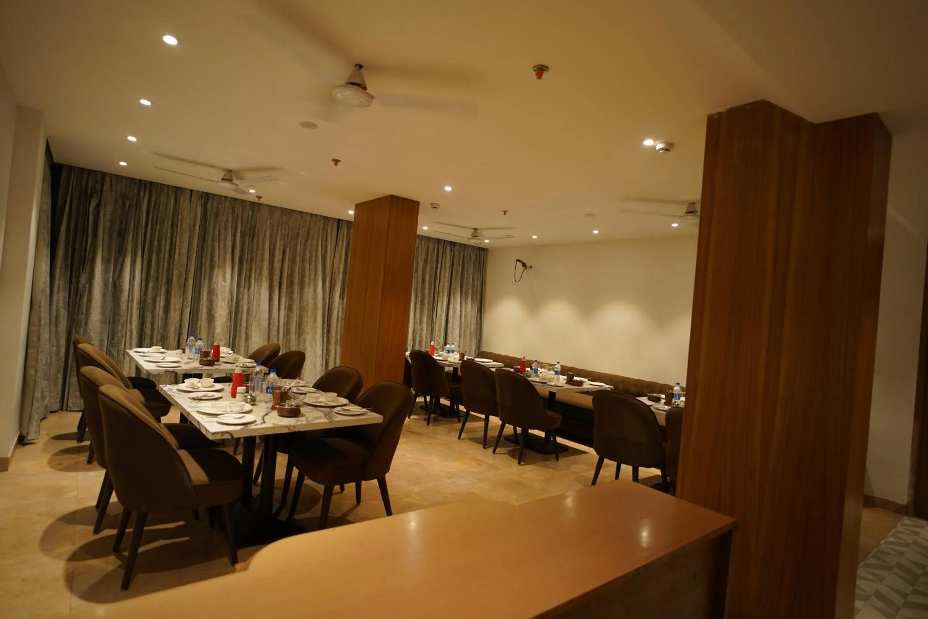 Restaurant/places to eat in Hotel Mumbai House Express Udaipur