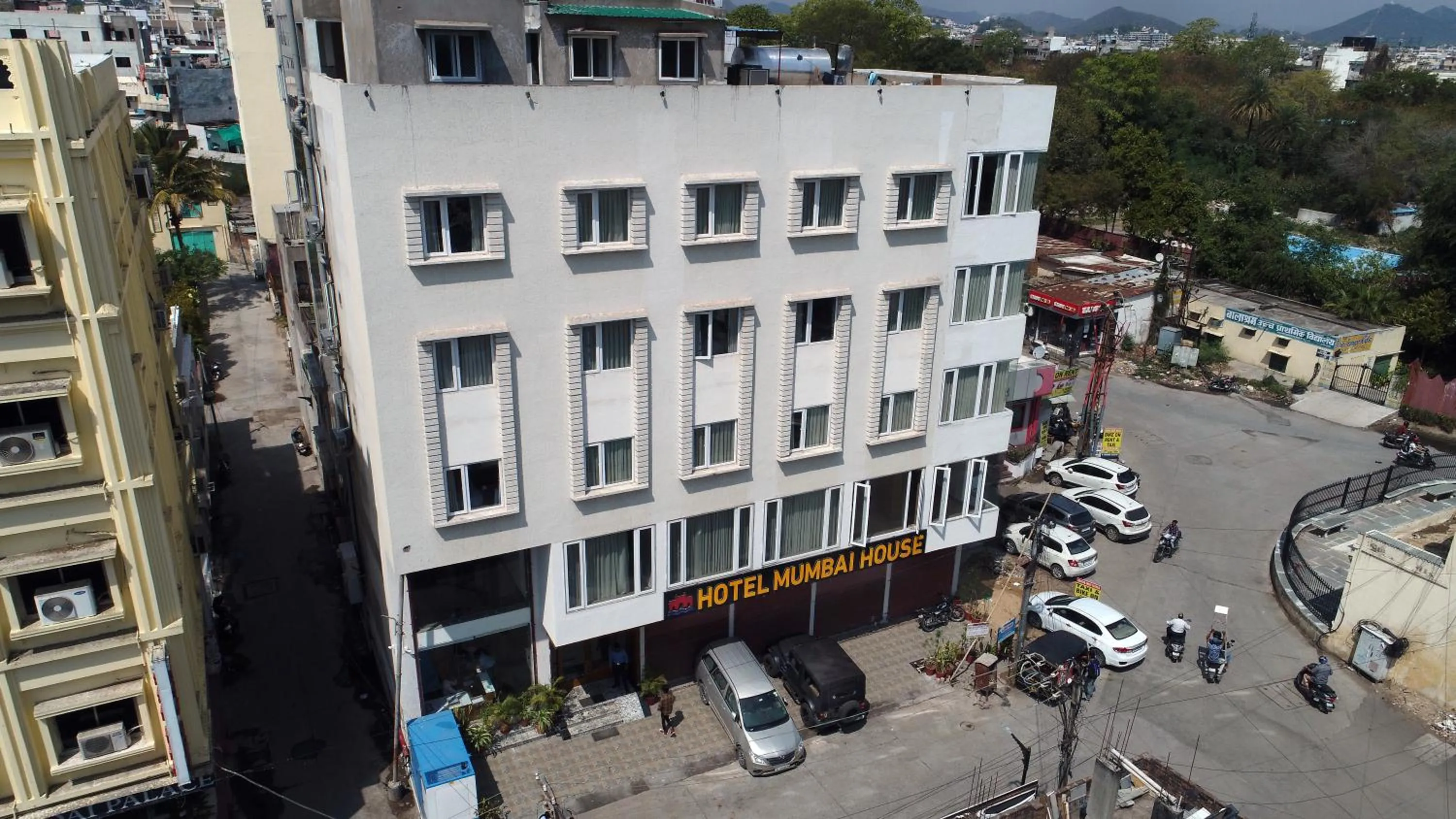 Property building in Hotel Mumbai House Express Udaipur