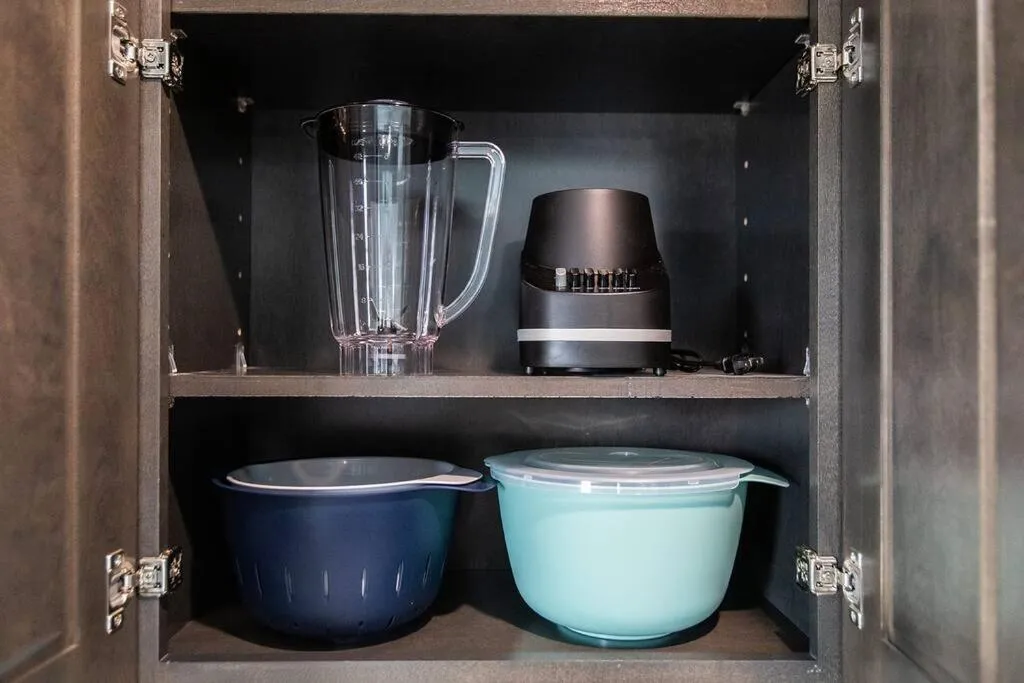 Professionals-Restaurants-FastWiFi-A C-Desk- Pets