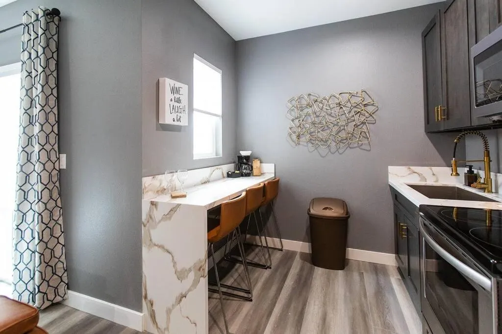 Professionals-Restaurants-FastWiFi-A C-Desk- Pets