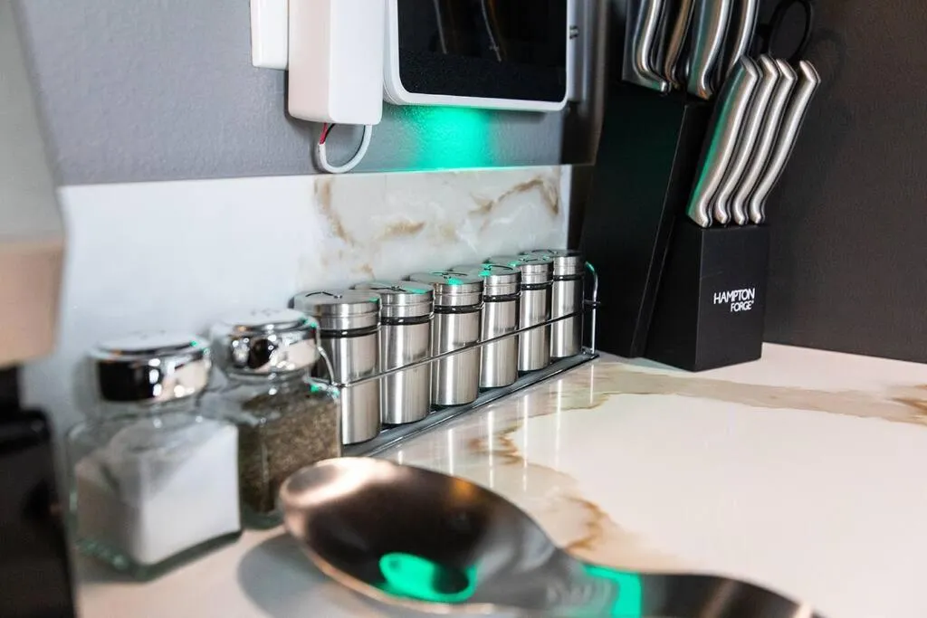 Professionals-Restaurants-FastWiFi-A C-Desk- Pets