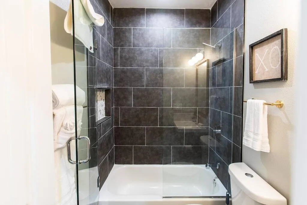 Professionals-Restaurants-FastWiFi-A C-Desk- Pets