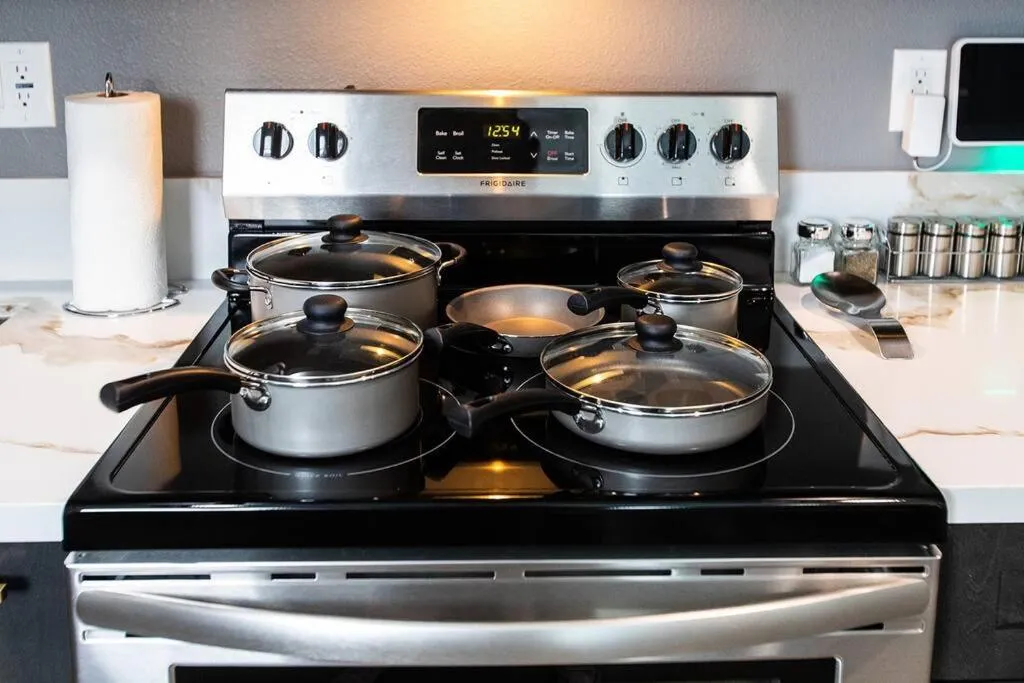 Professionals-Restaurants-FastWiFi-A C-Desk- Pets