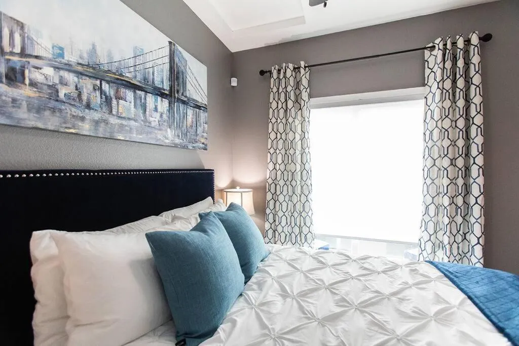 Professionals-Restaurants-FastWiFi-A C-Desk- Pets