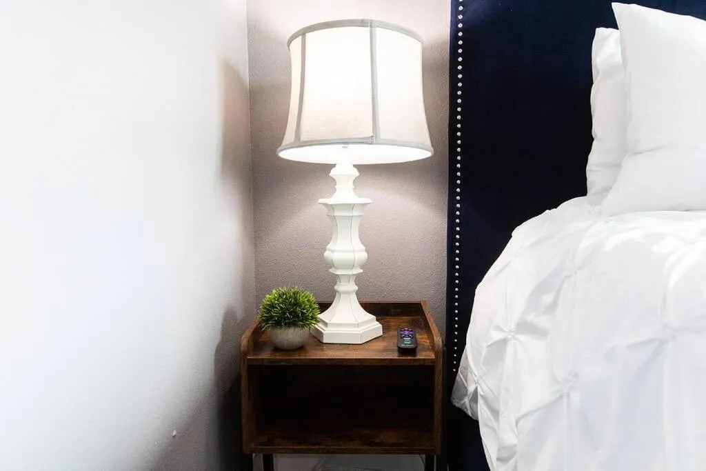 Professionals-Restaurants-FastWiFi-A C-Desk- Pets