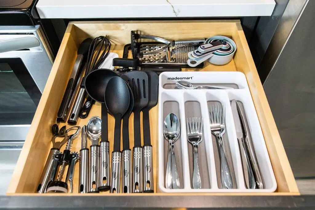 Professionals-Restaurants-FastWiFi-A C-Desk- Pets