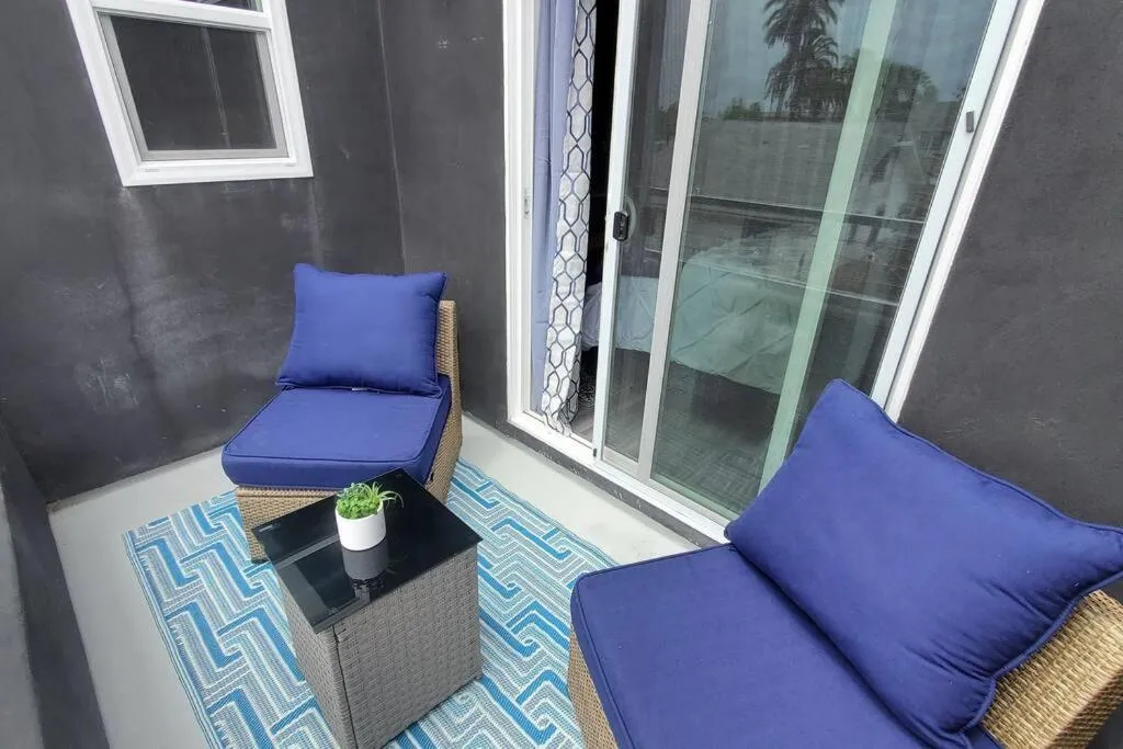 Professionals-Restaurants-FastWiFi-A C-Desk- Pets