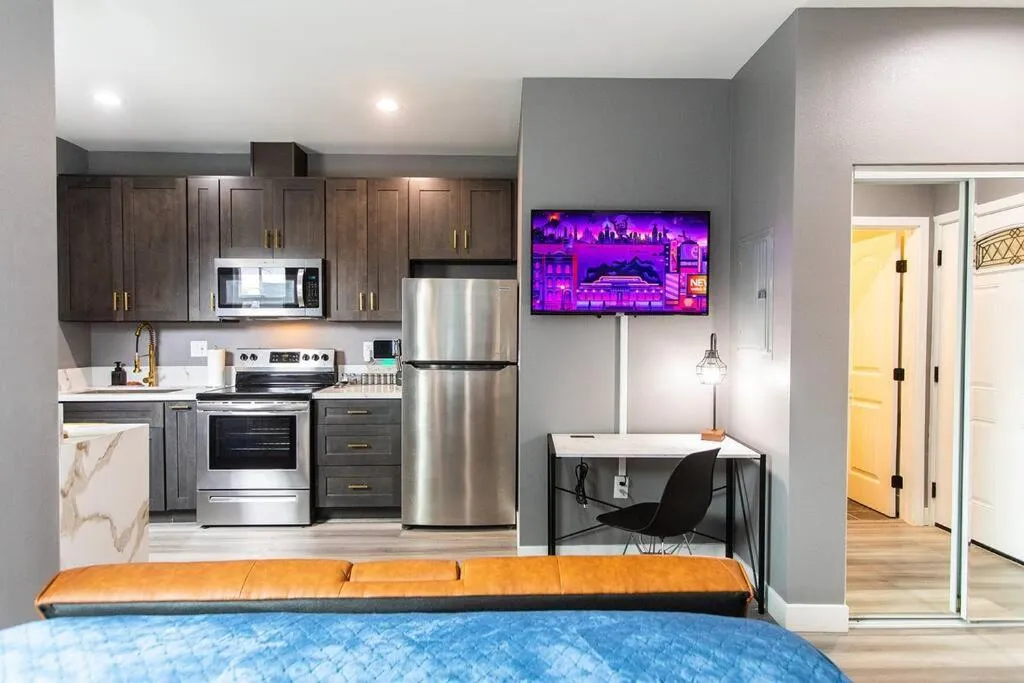 Professionals-Restaurants-FastWiFi-A C-Desk- Pets