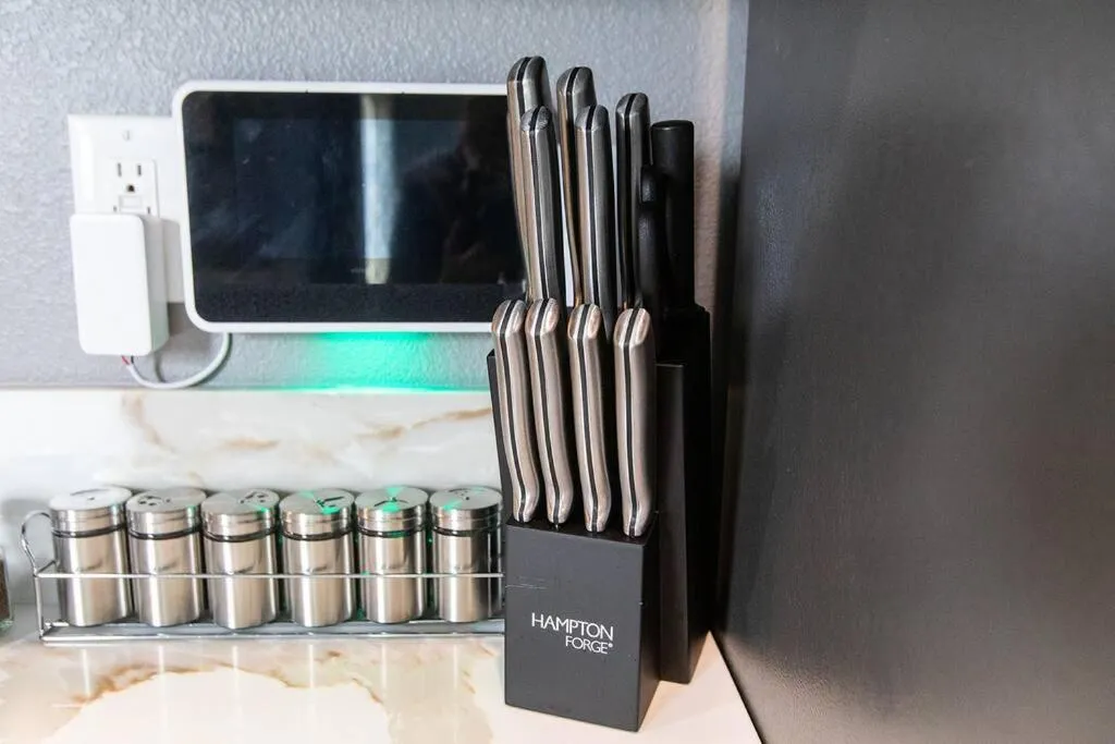 Professionals-Restaurants-FastWiFi-A C-Desk- Pets