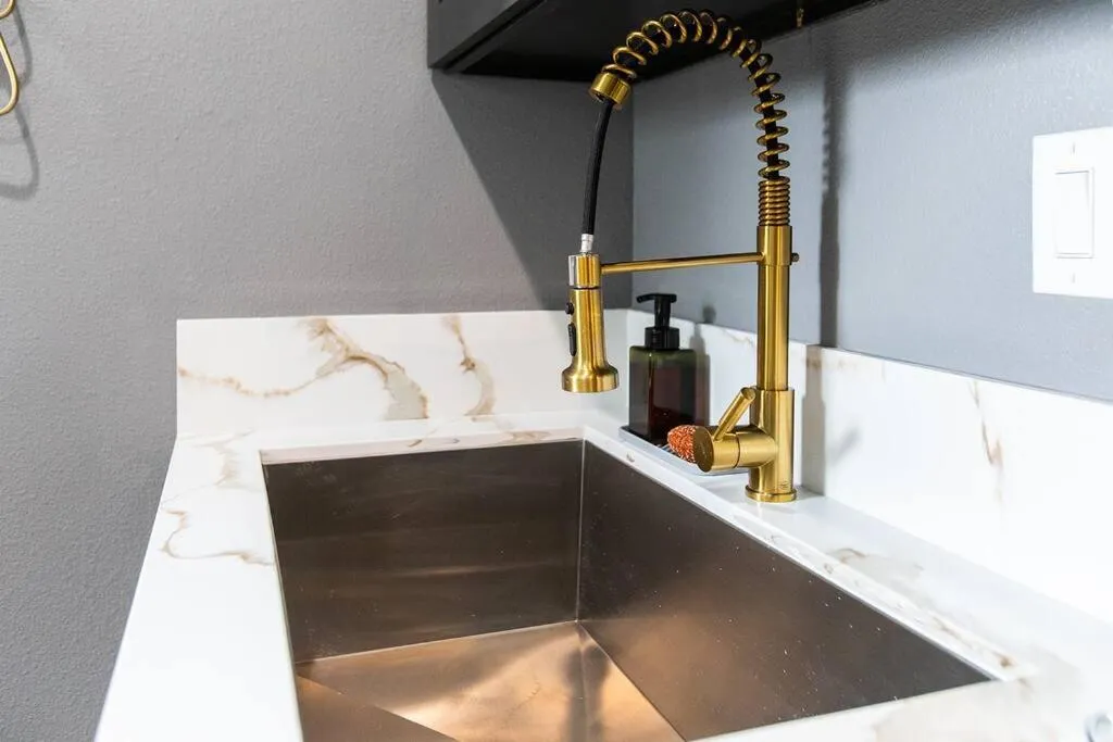 Professionals-Restaurants-FastWiFi-A C-Desk- Pets