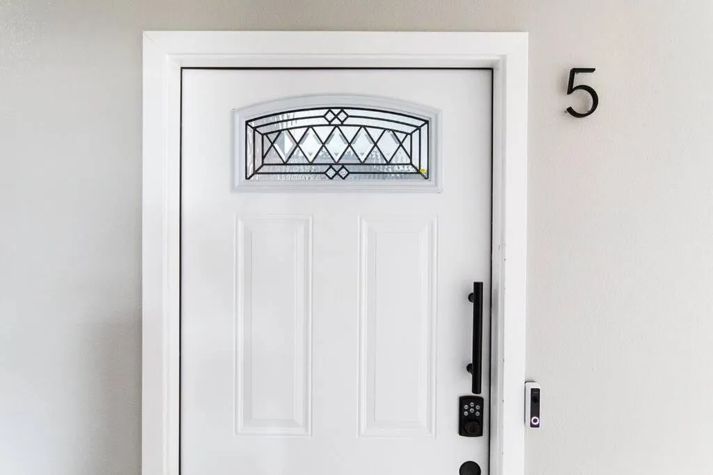 Professionals-Restaurants-FastWiFi-A C-Desk- Pets