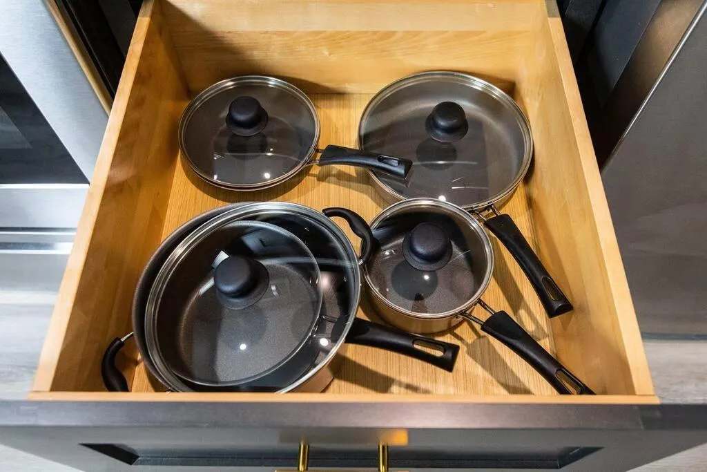 Professionals-Restaurants-FastWiFi-A C-Desk- Pets