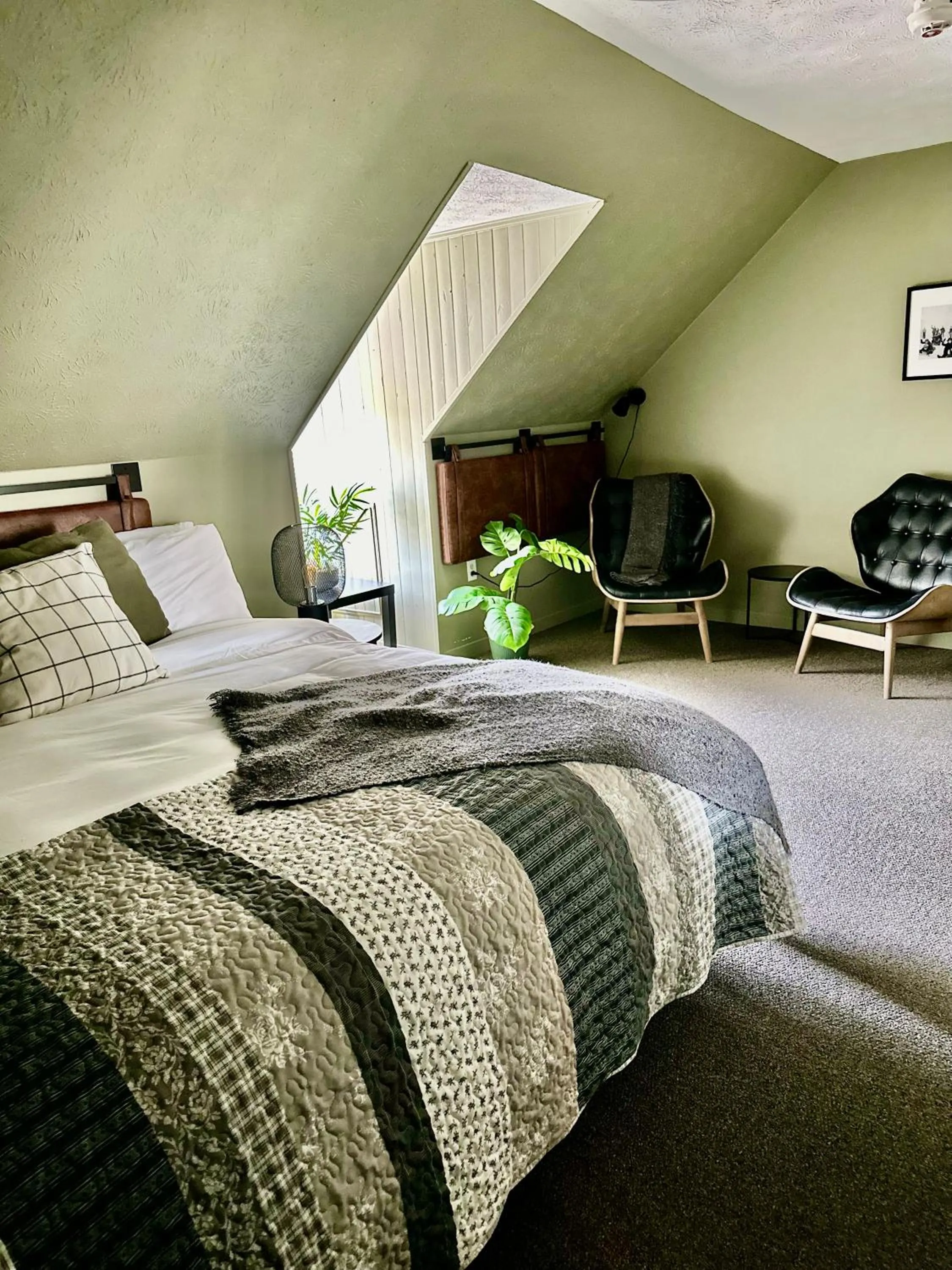 Photo of the whole room, Bed in Auberge des Cantons