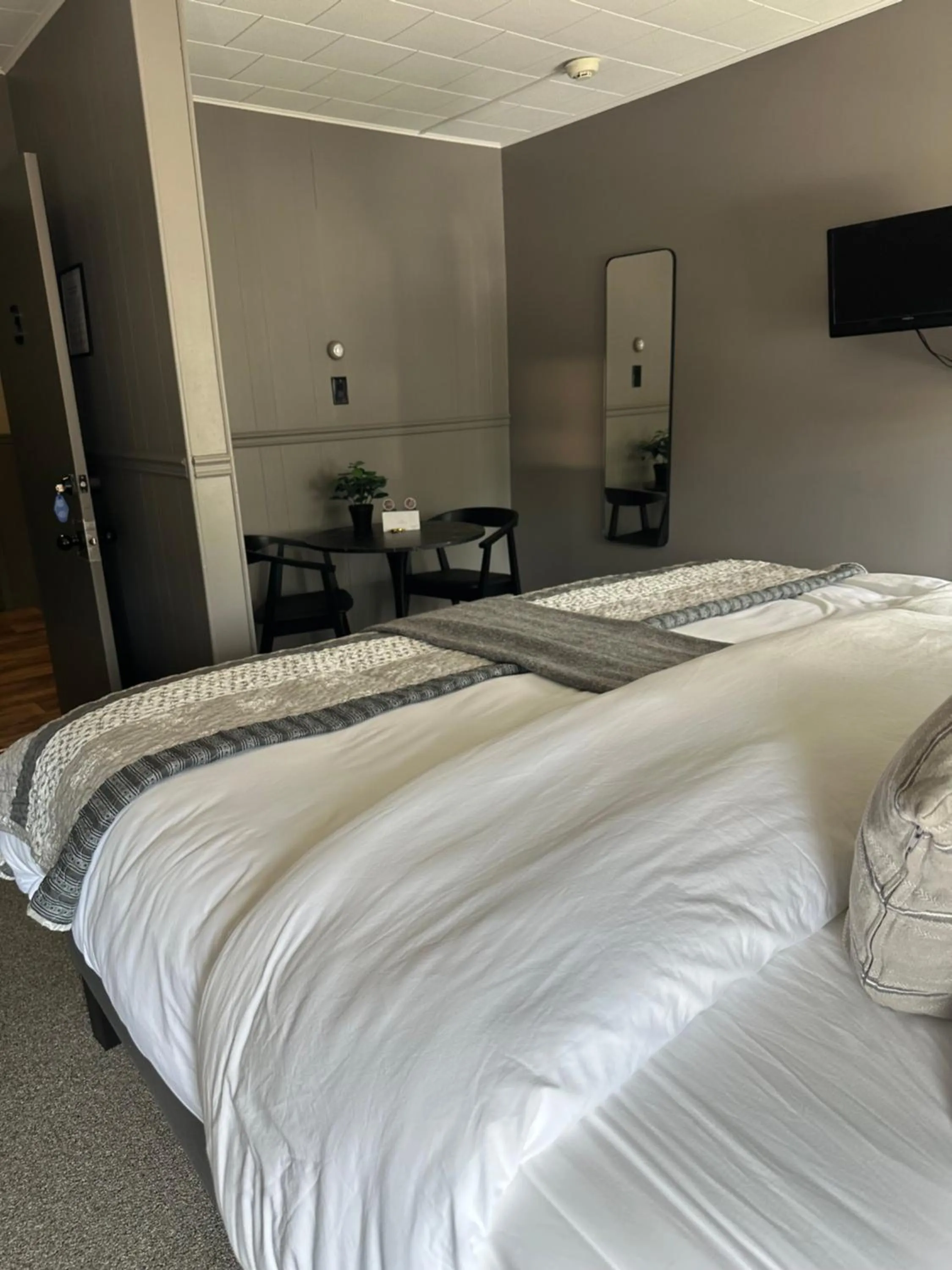 Photo of the whole room, Bed in Auberge des Cantons