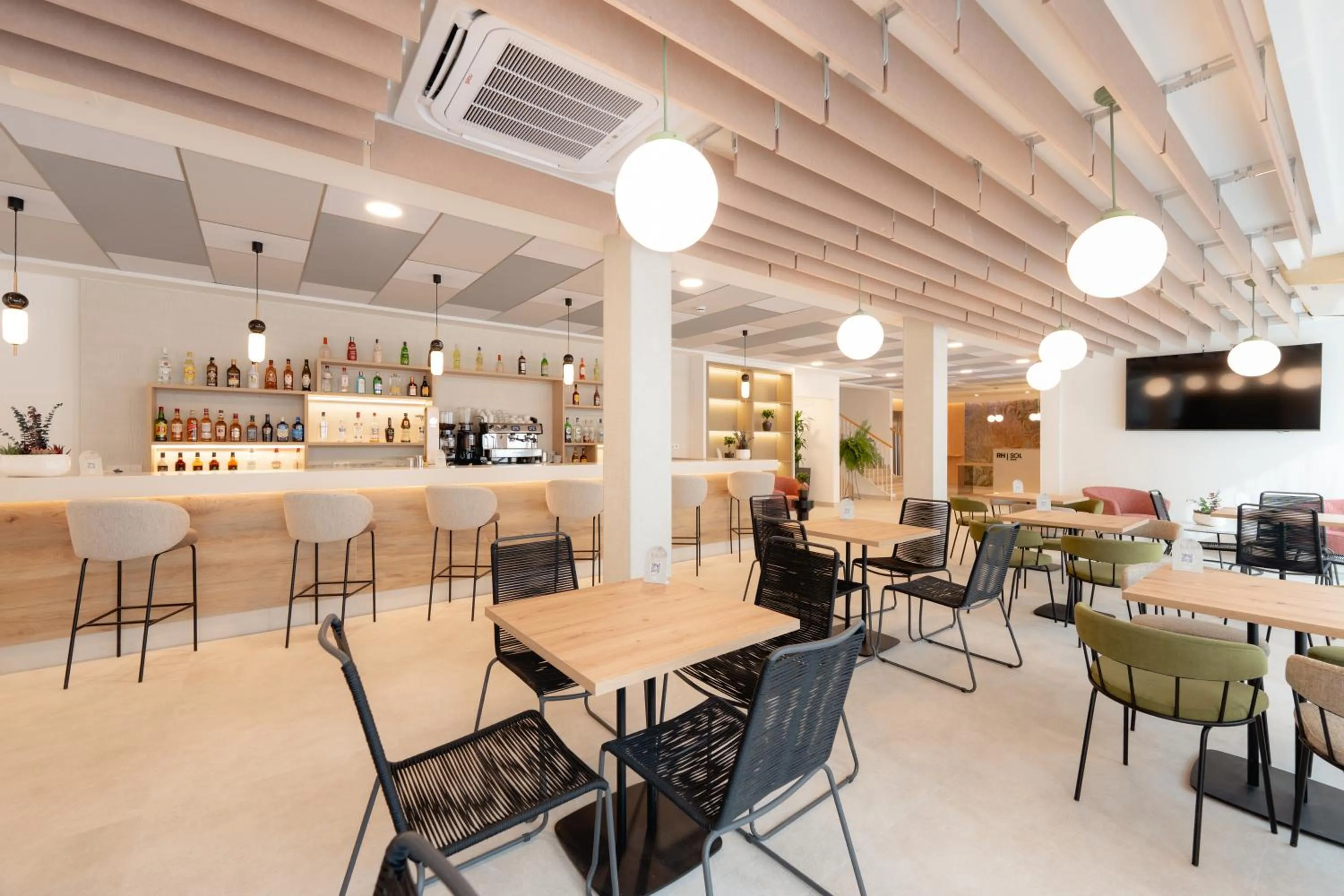 Communal lounge/ TV room in Hotel RH Sol