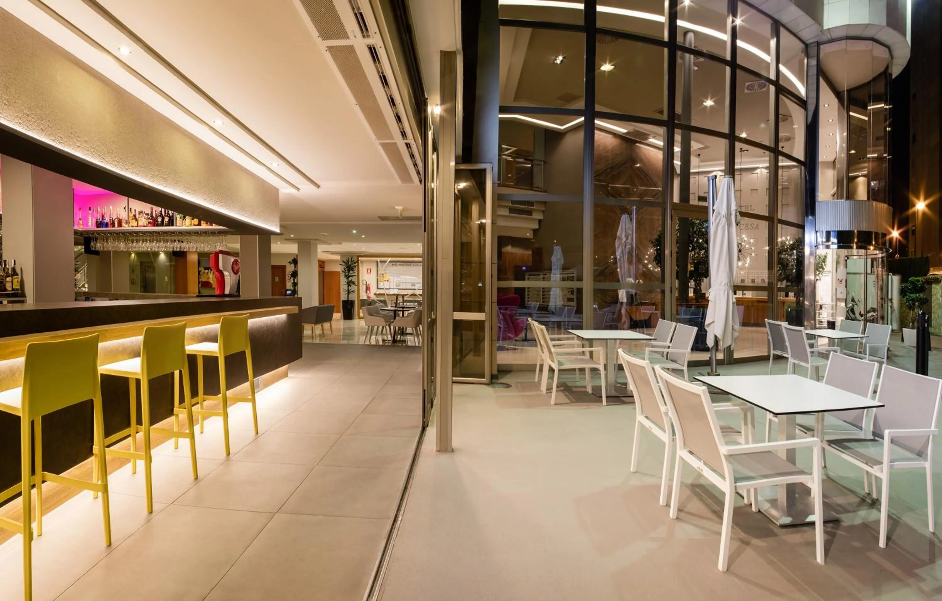 Lounge or bar in RH Princesa Hotel & Spa 4* Sup