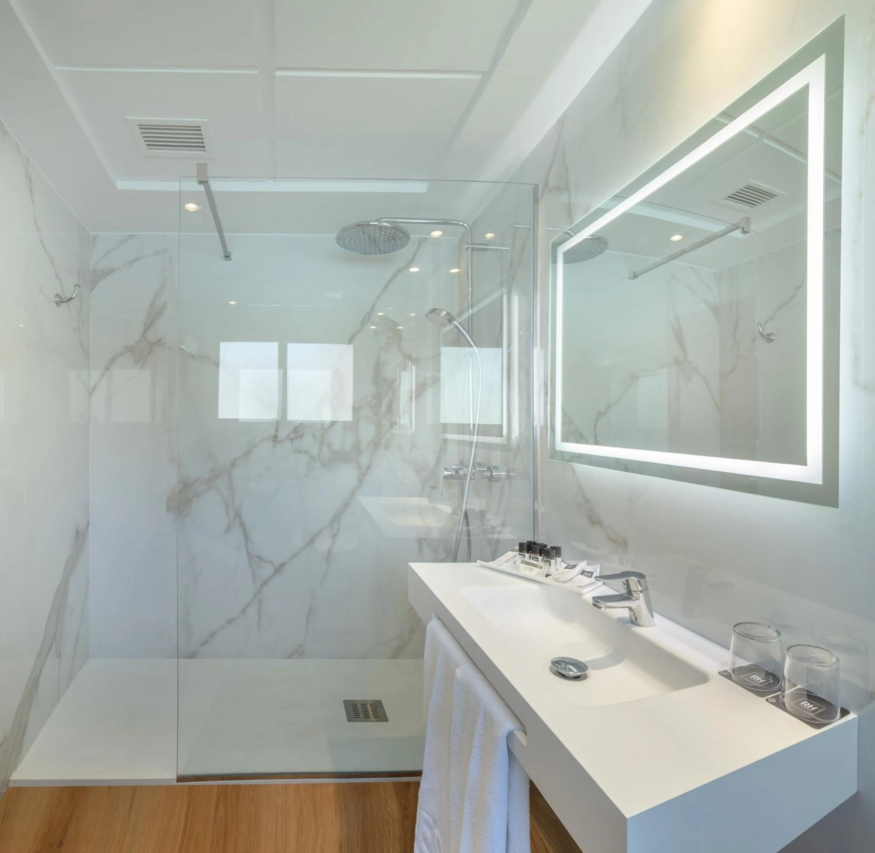 Shower in RH Princesa Hotel & Spa 4* Sup