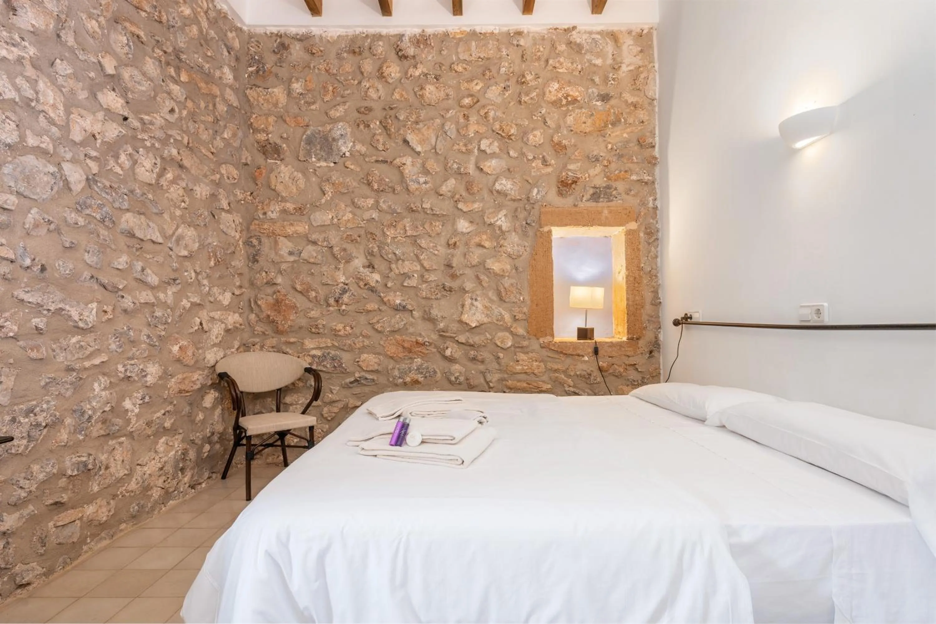 Photo of the whole room, Bed in Petit Hotel Hostatgeria La Victoria