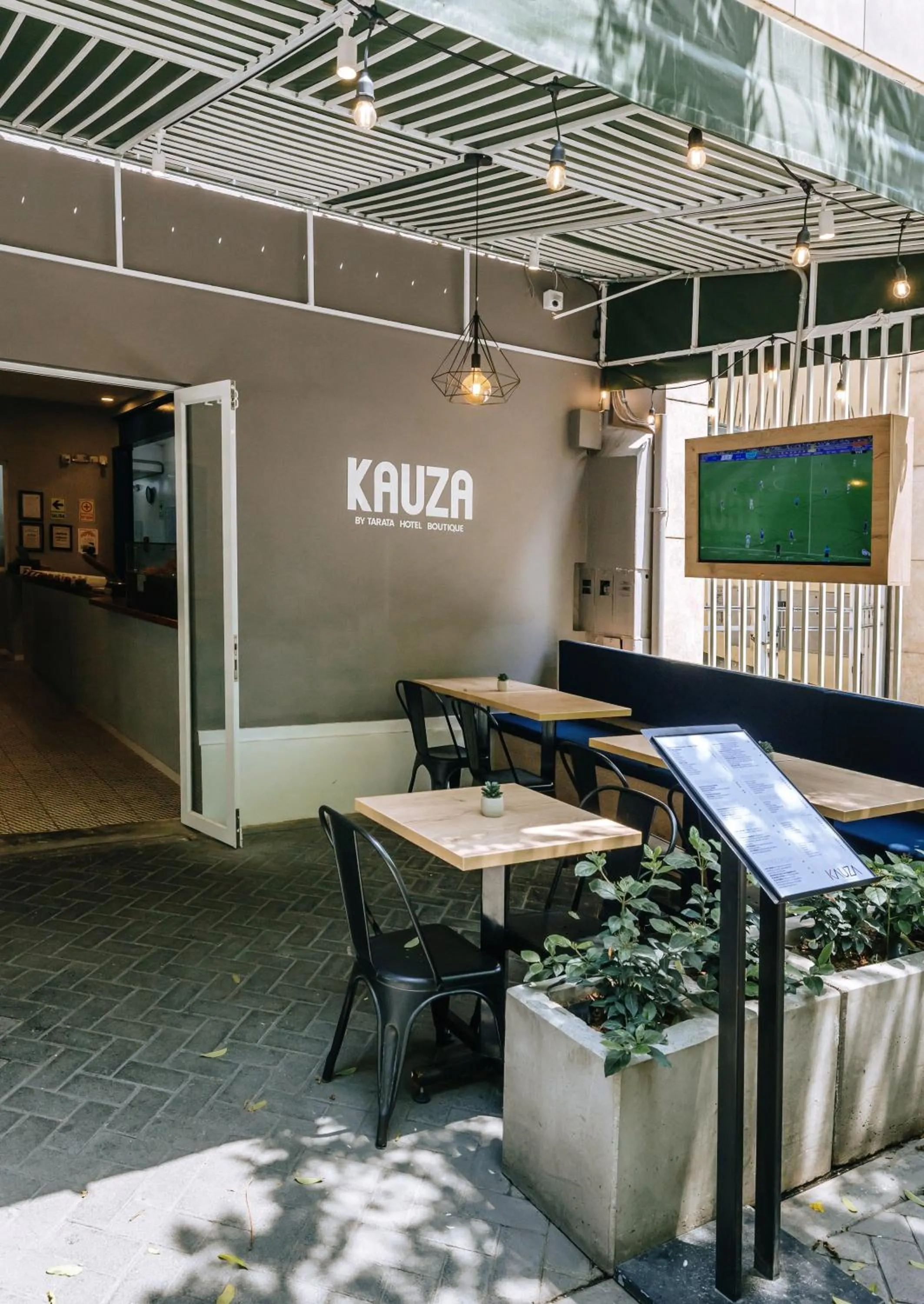 Restaurant/places to eat in TARATA BOUTIQUE HOTEL