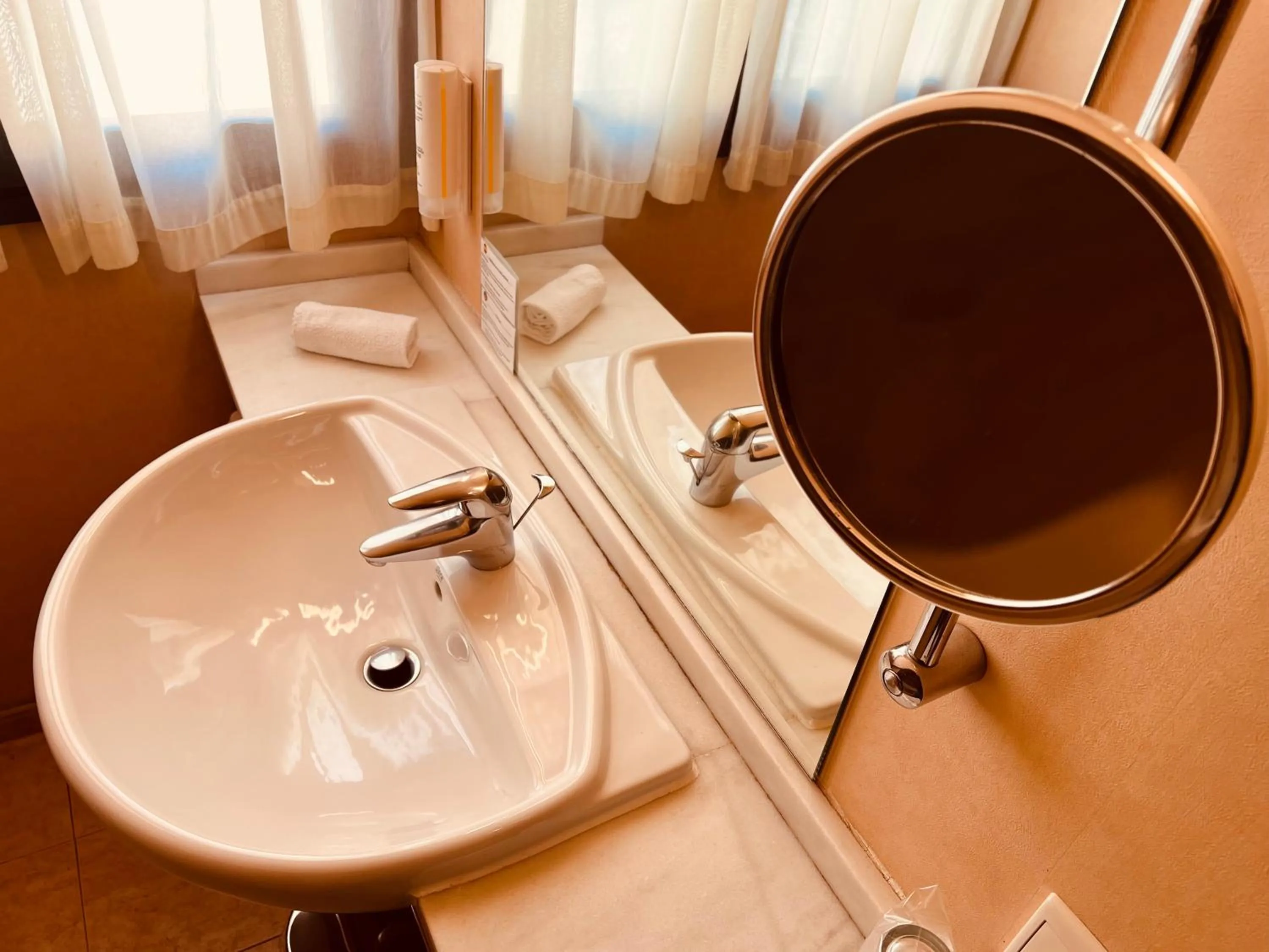 Toilet in Hospedium Hotel Los Lanceros