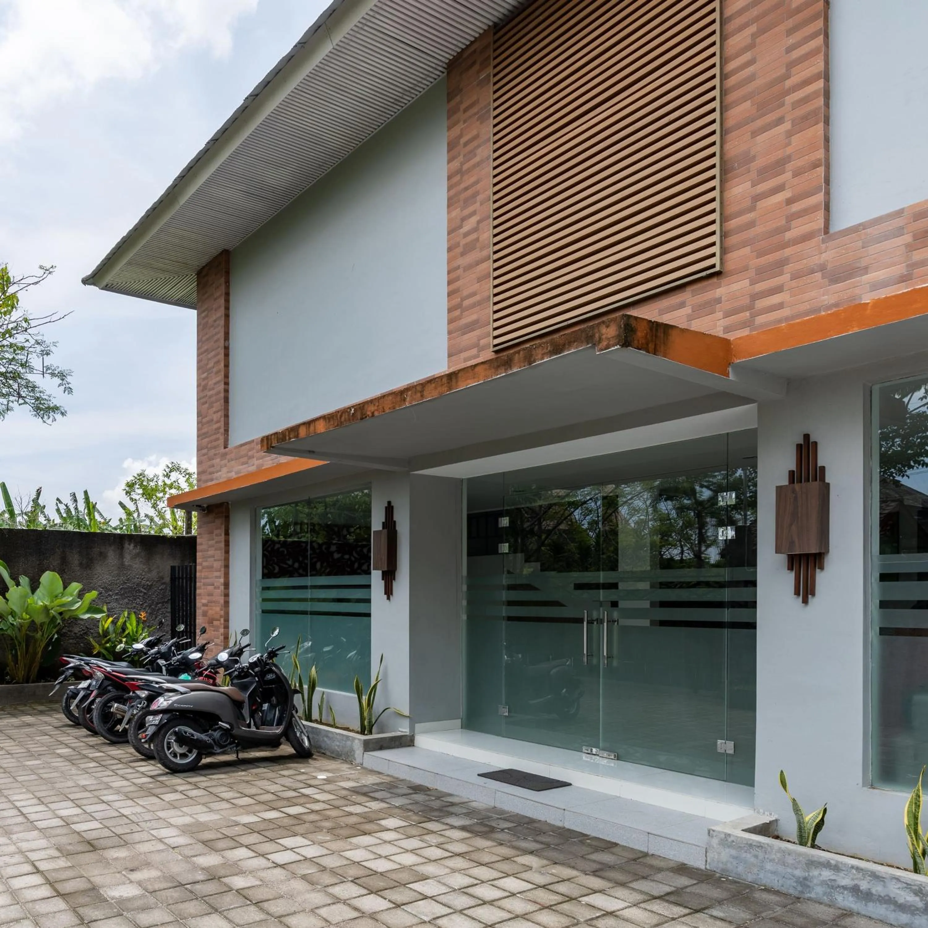 Property building in Cove Matahari Guesthouse Sunset