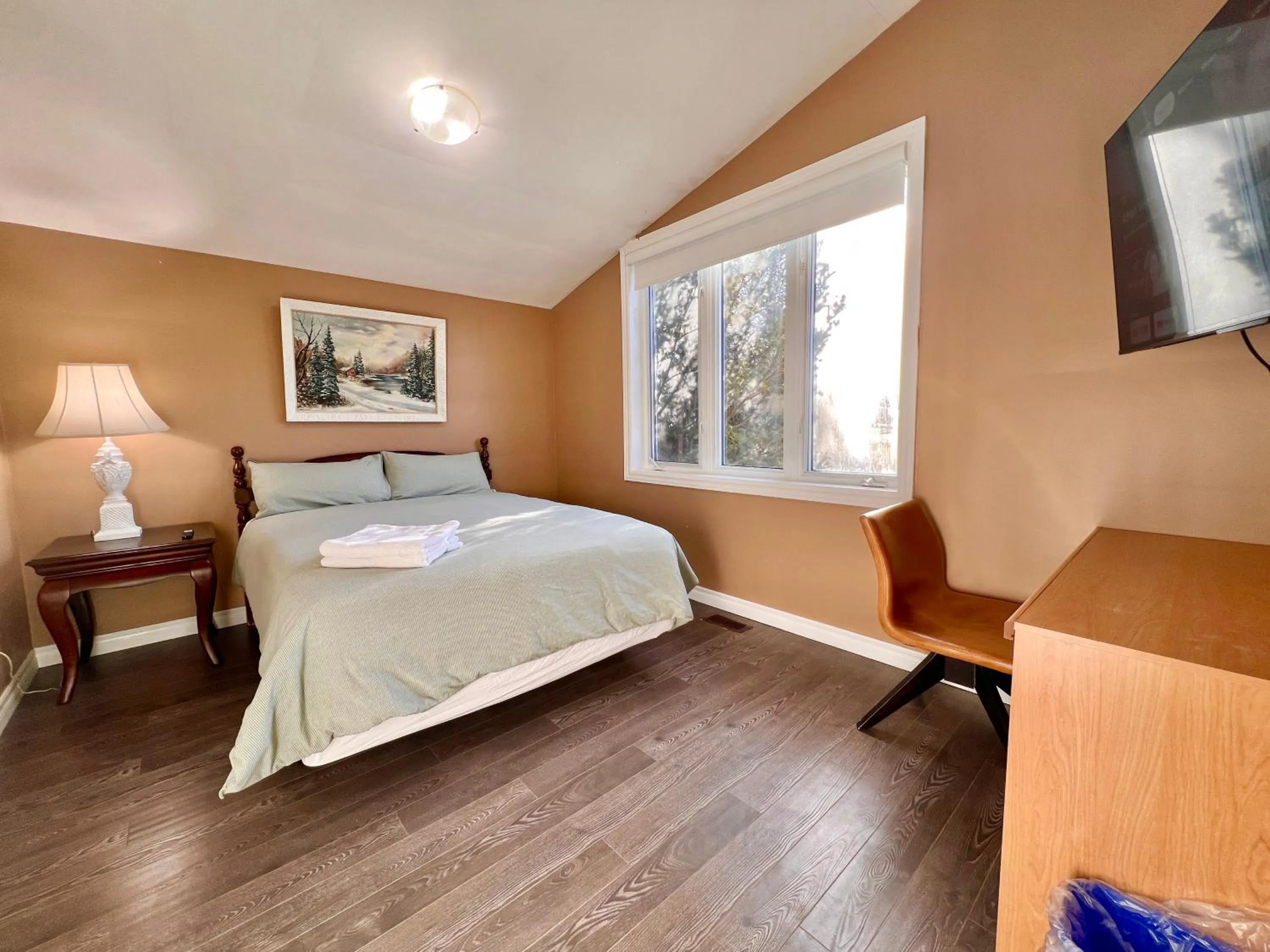 Deluxe Queen Room in Newly Renovated Home in Central Aurora