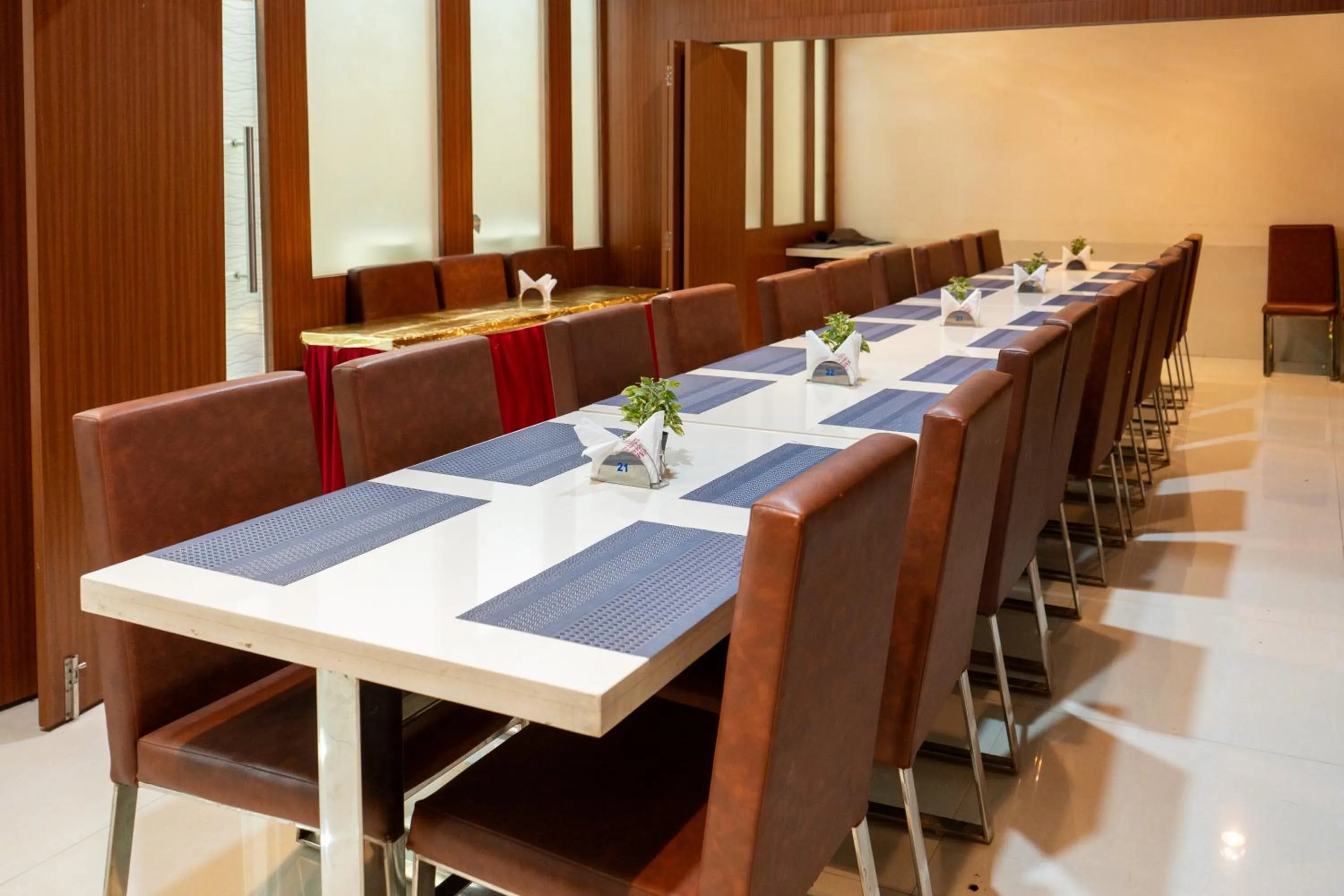 Restaurant/places to eat in Hotel Ambicas Grand