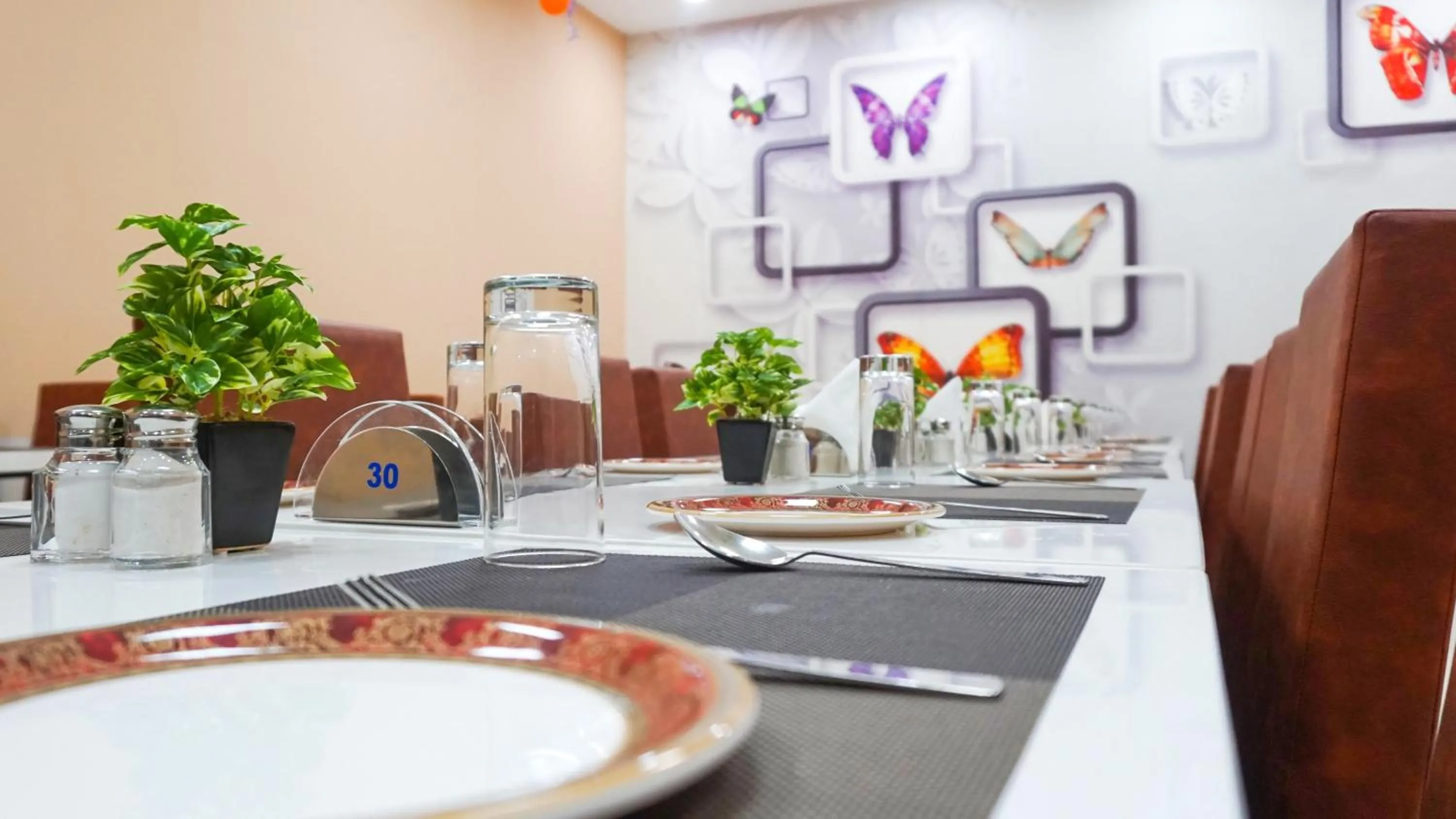 Restaurant/places to eat in Hotel Ambicas Grand