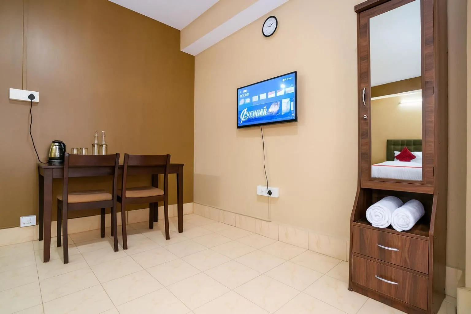 TV and multimedia in Sparrow Juniper Tree 2 min walk To Mg Marg