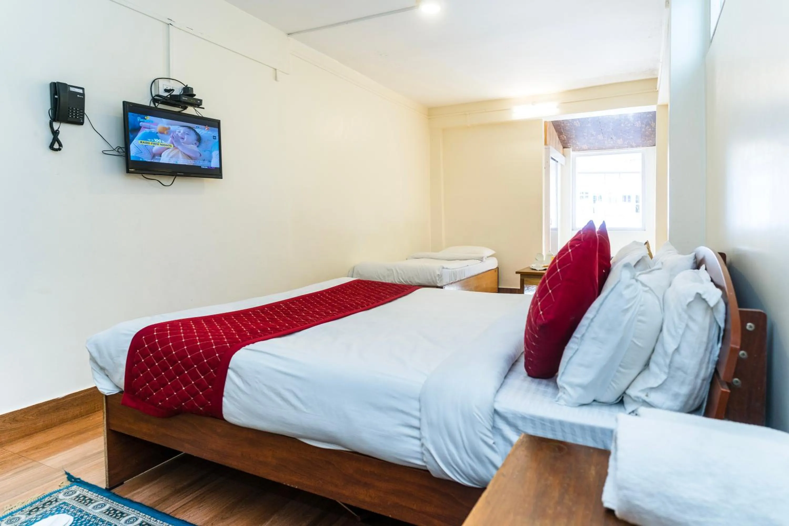 Bed in Sparrow Juniper Tree 2 min walk To Mg Marg