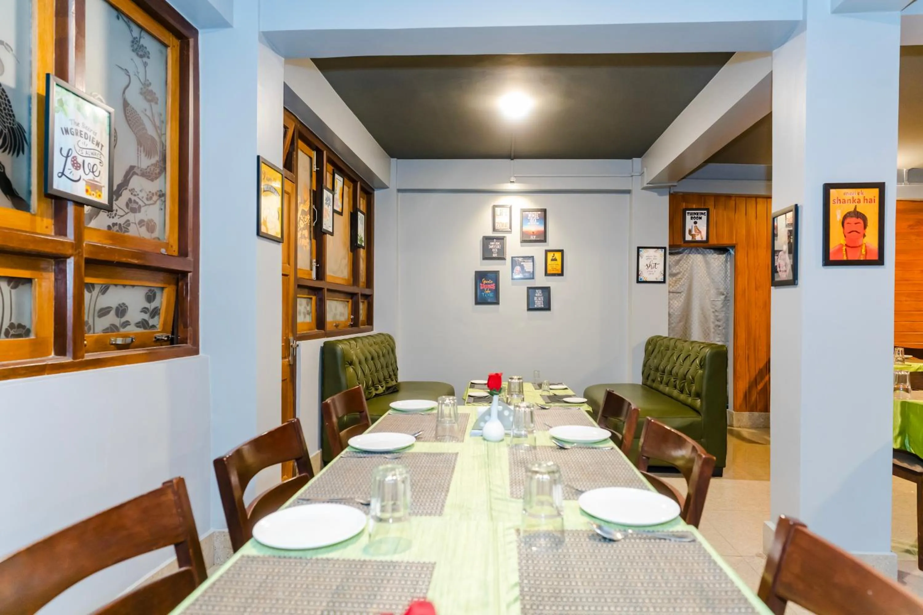 Seating area in Sparrow Juniper Tree 2 min walk To Mg Marg