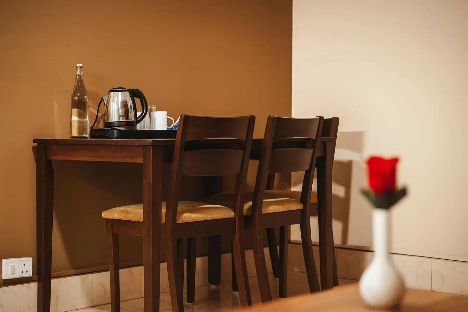 Coffee/tea facilities in Sparrow Juniper Tree 2 min walk To Mg Marg