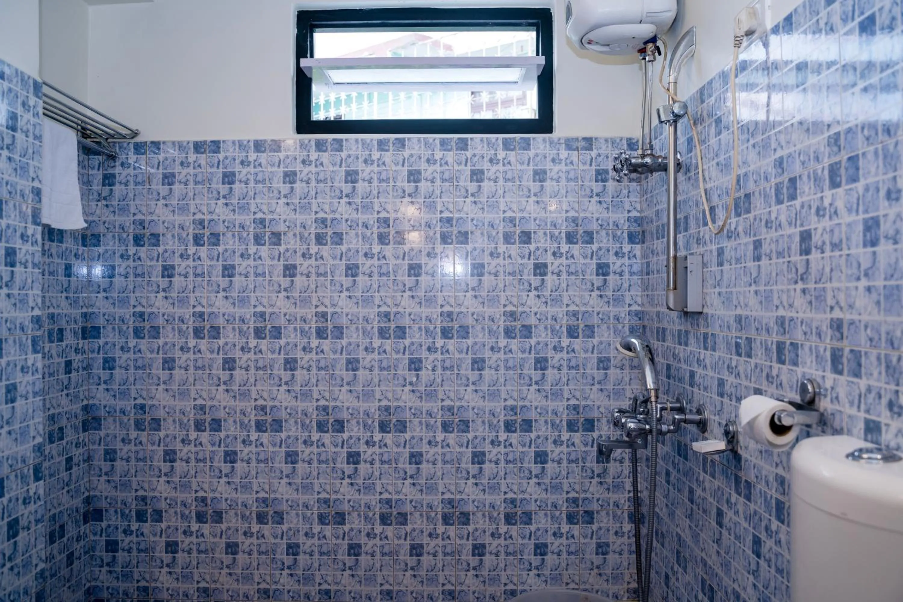 Shower in Sparrow Juniper Tree 2 min walk To Mg Marg