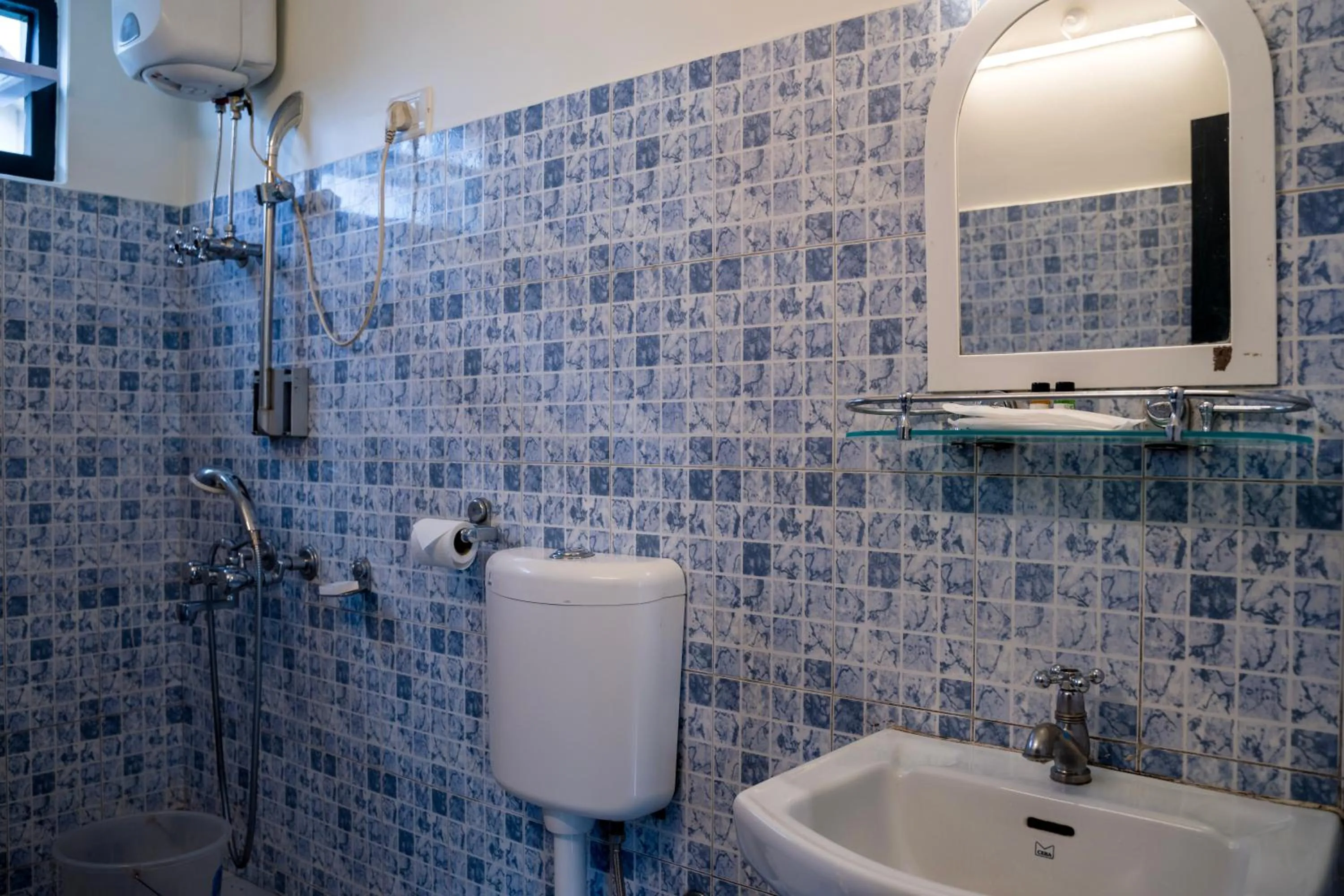 Shower in Sparrow Juniper Tree 2 min walk To Mg Marg