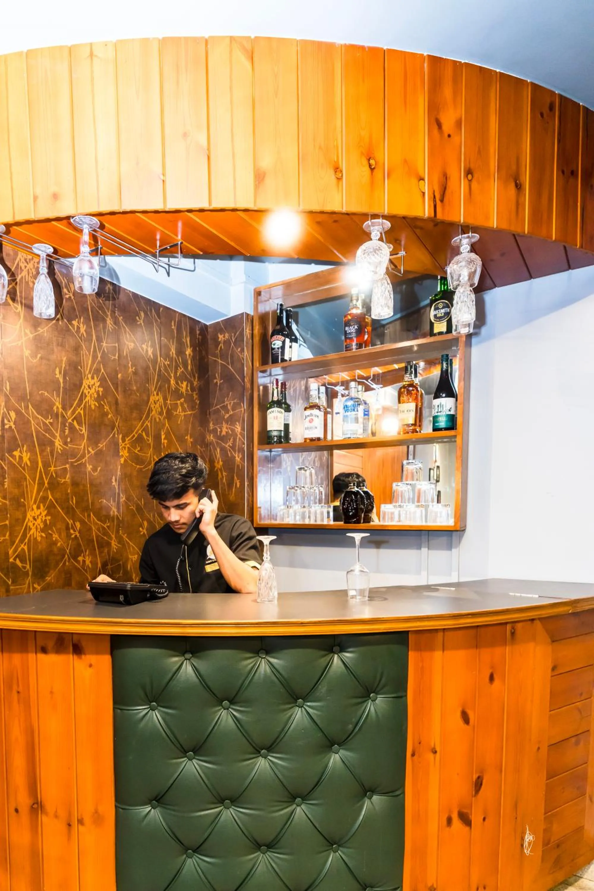 Lounge or bar in Sparrow Juniper Tree 2 min walk To Mg Marg