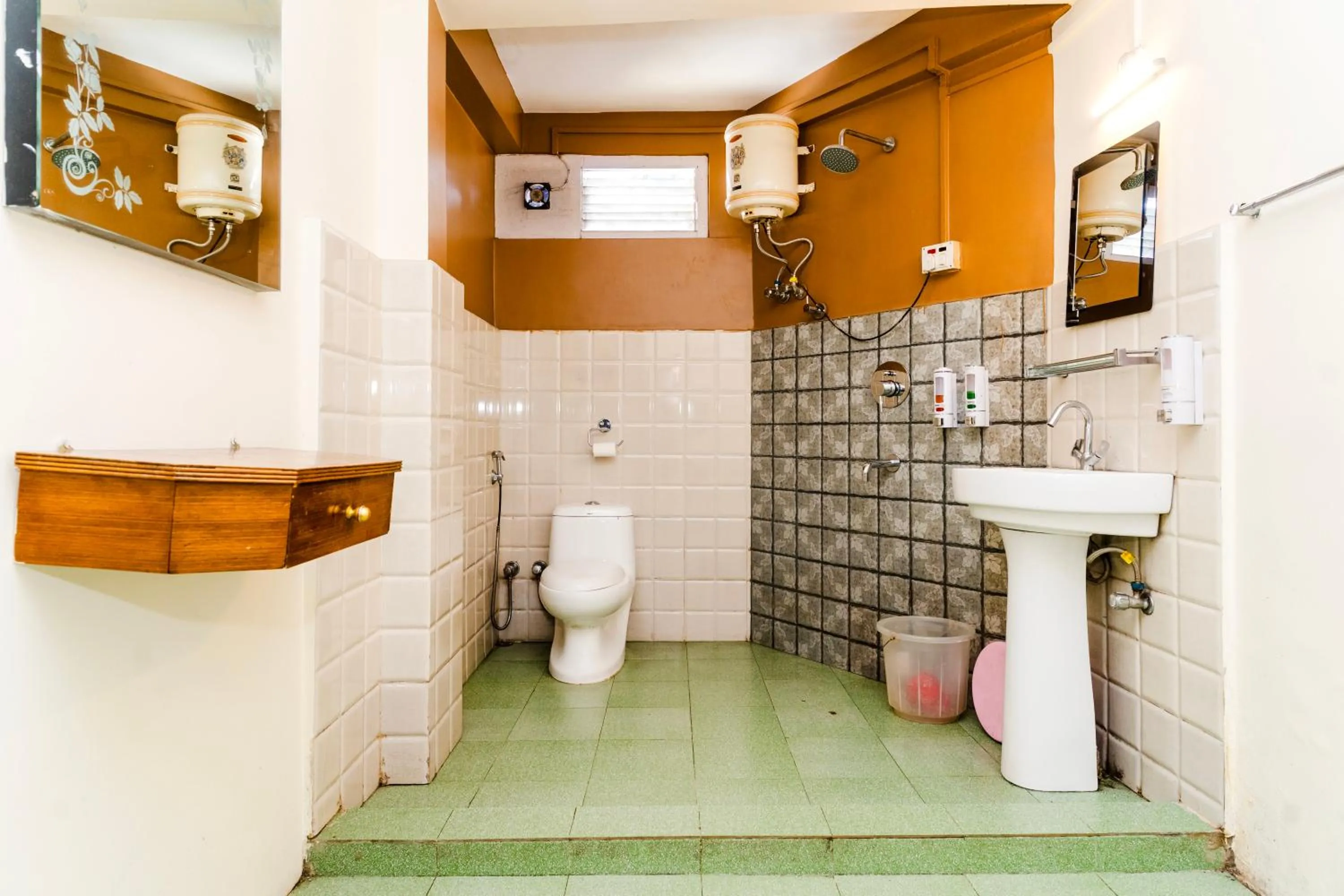 Shower in Sparrow Juniper Tree 2 min walk To Mg Marg