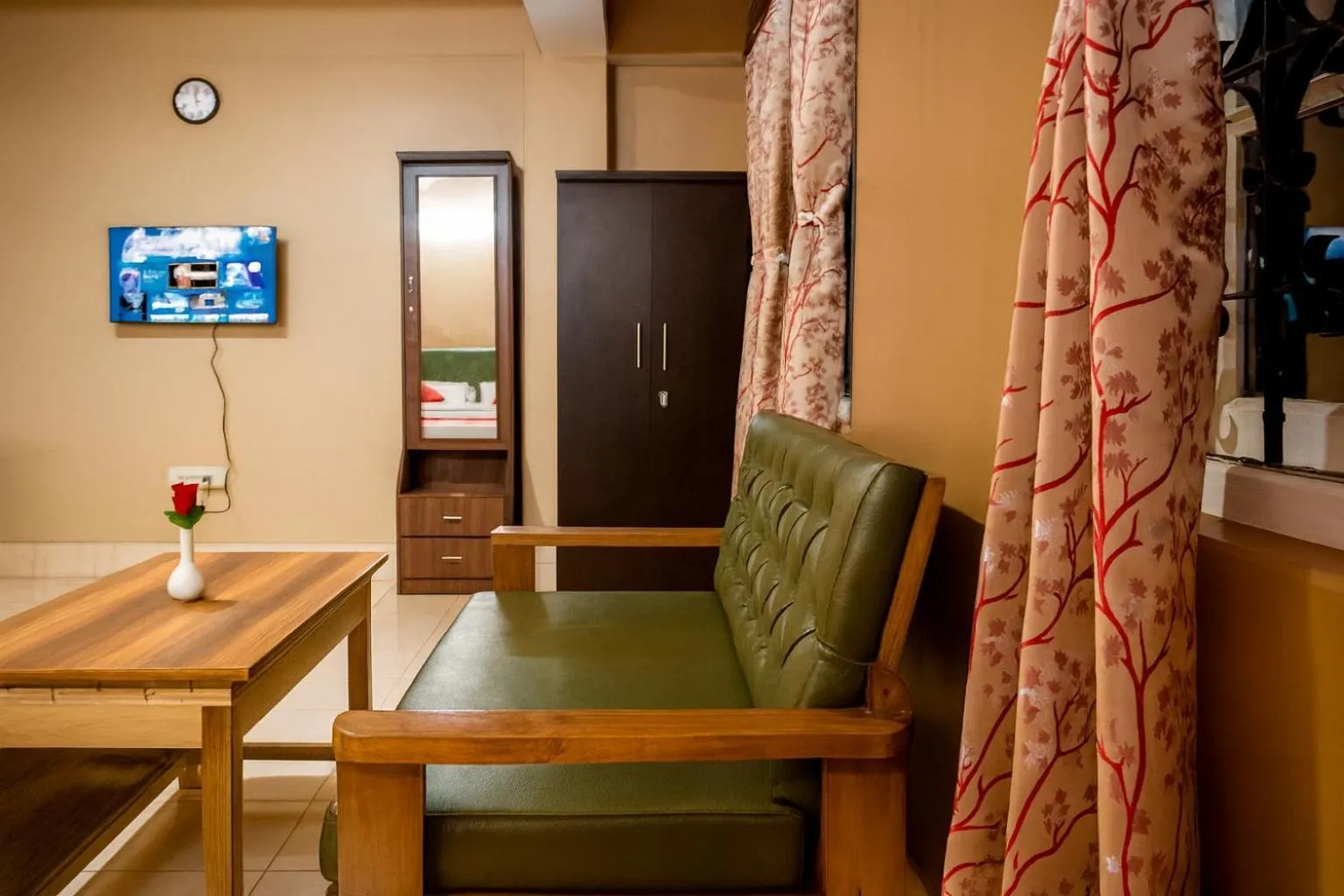 TV and multimedia in Sparrow Juniper Tree 2 min walk To Mg Marg
