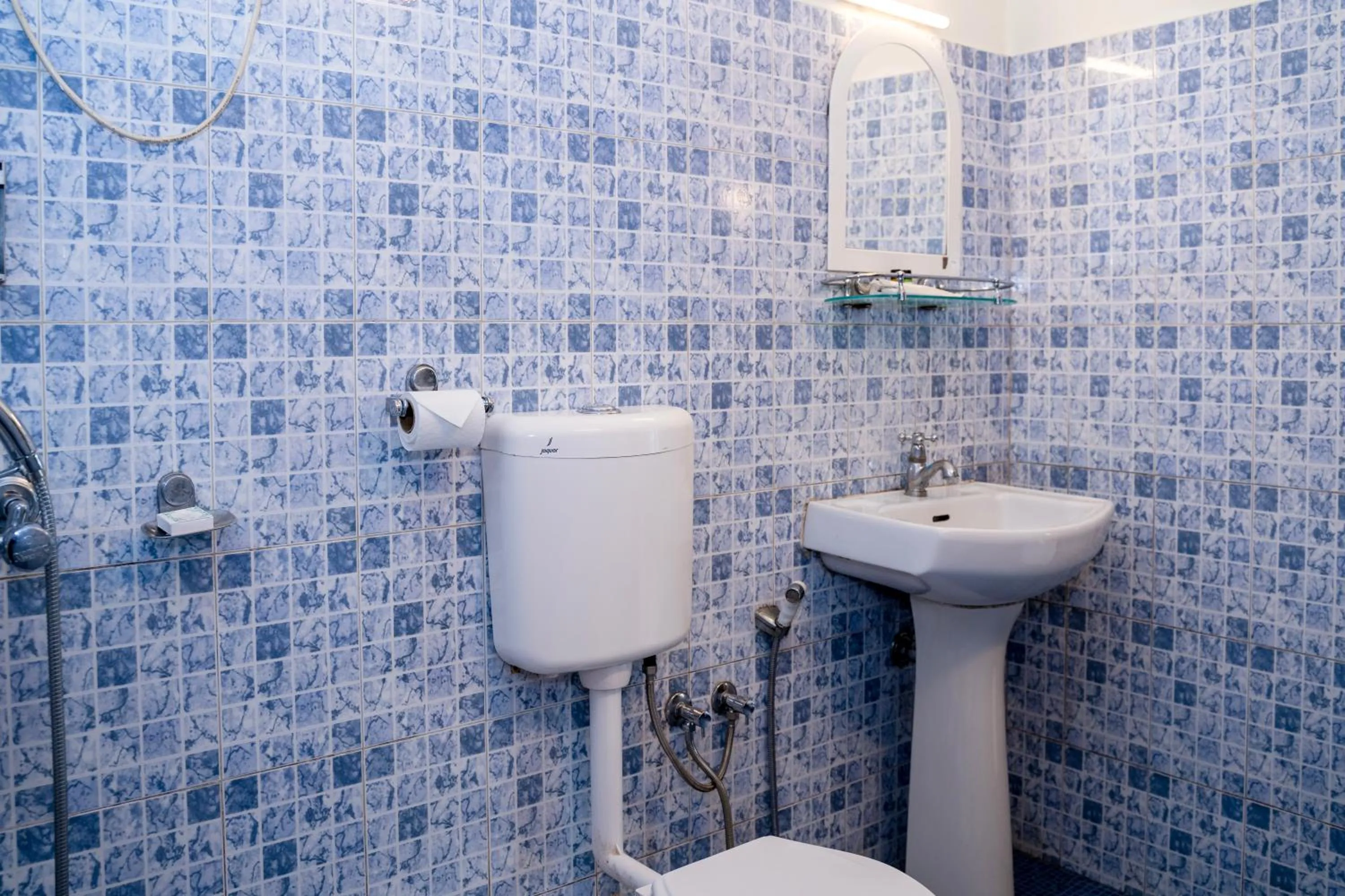 Shower in Sparrow Juniper Tree 2 min walk To Mg Marg