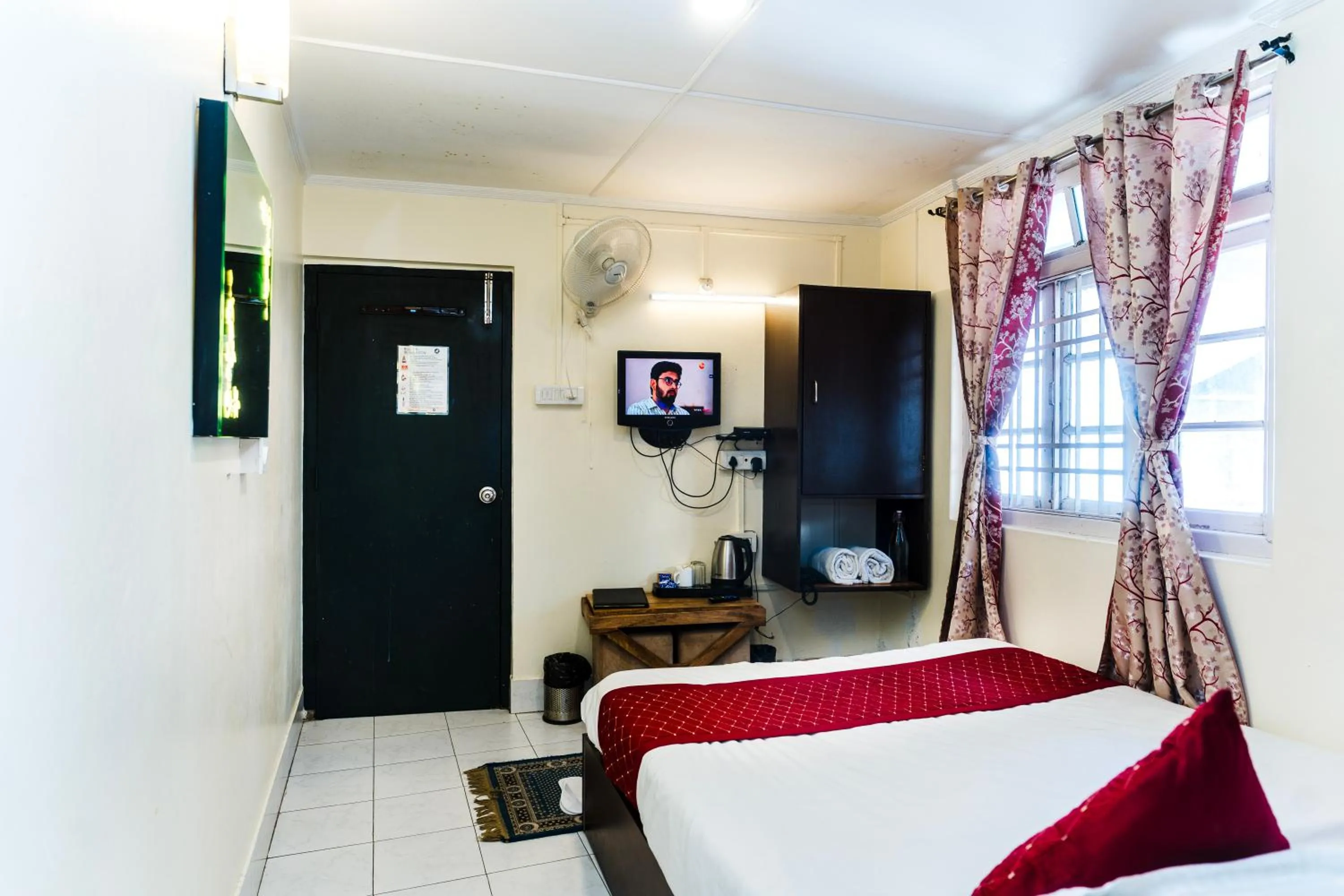 Communal lounge/ TV room, Bed in Sparrow Juniper Tree 2 min walk To Mg Marg