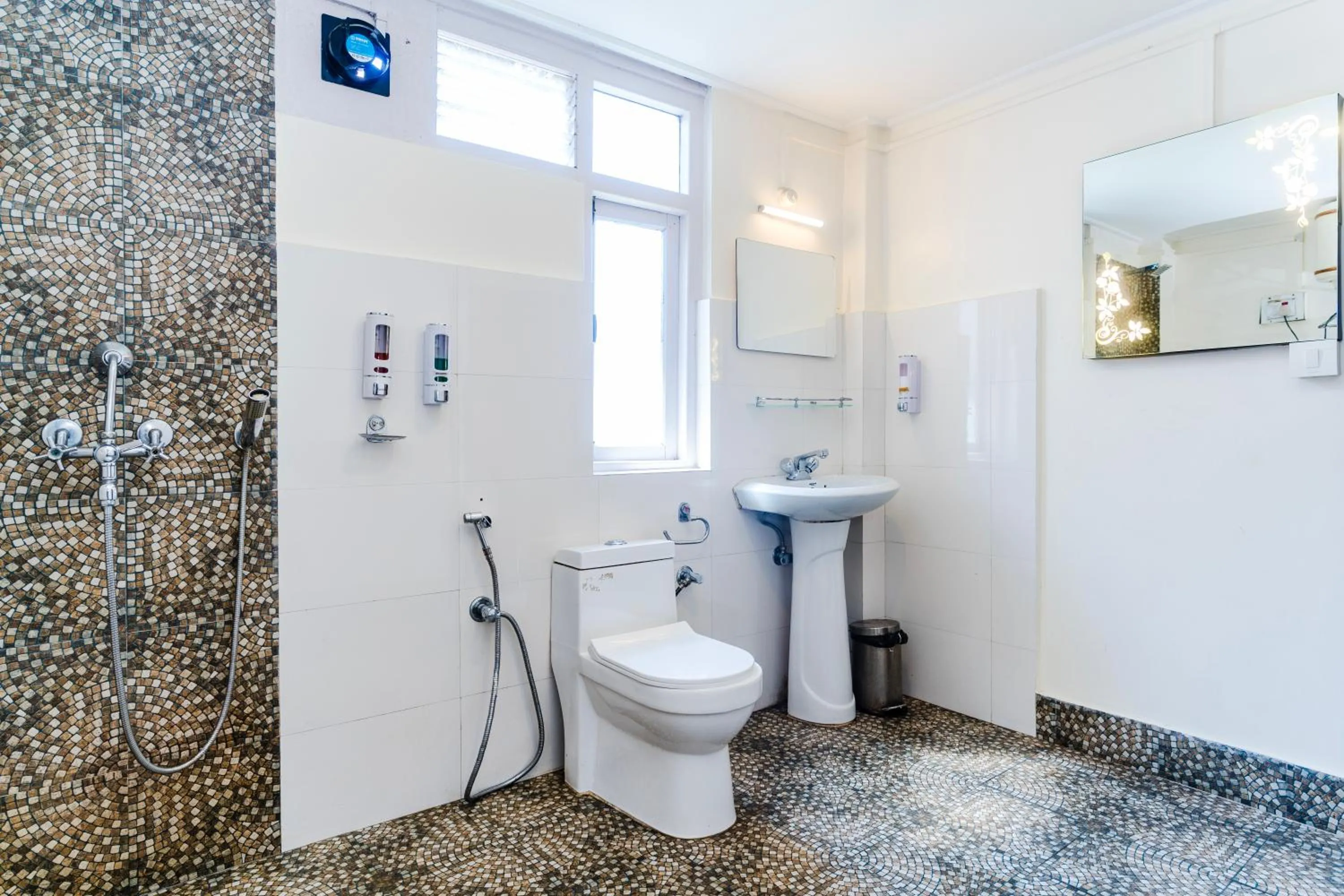 Shower in Sparrow Juniper Tree 2 min walk To Mg Marg