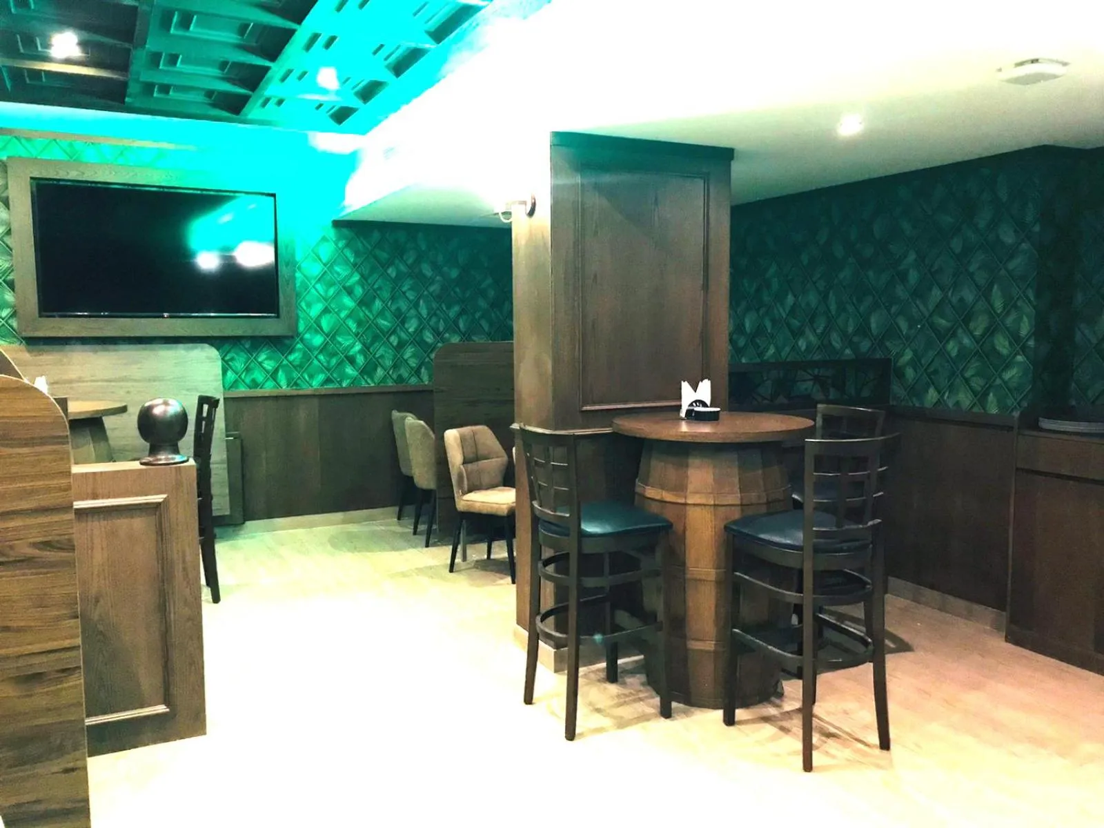 Restaurant/places to eat in Concorde Inn Hotel