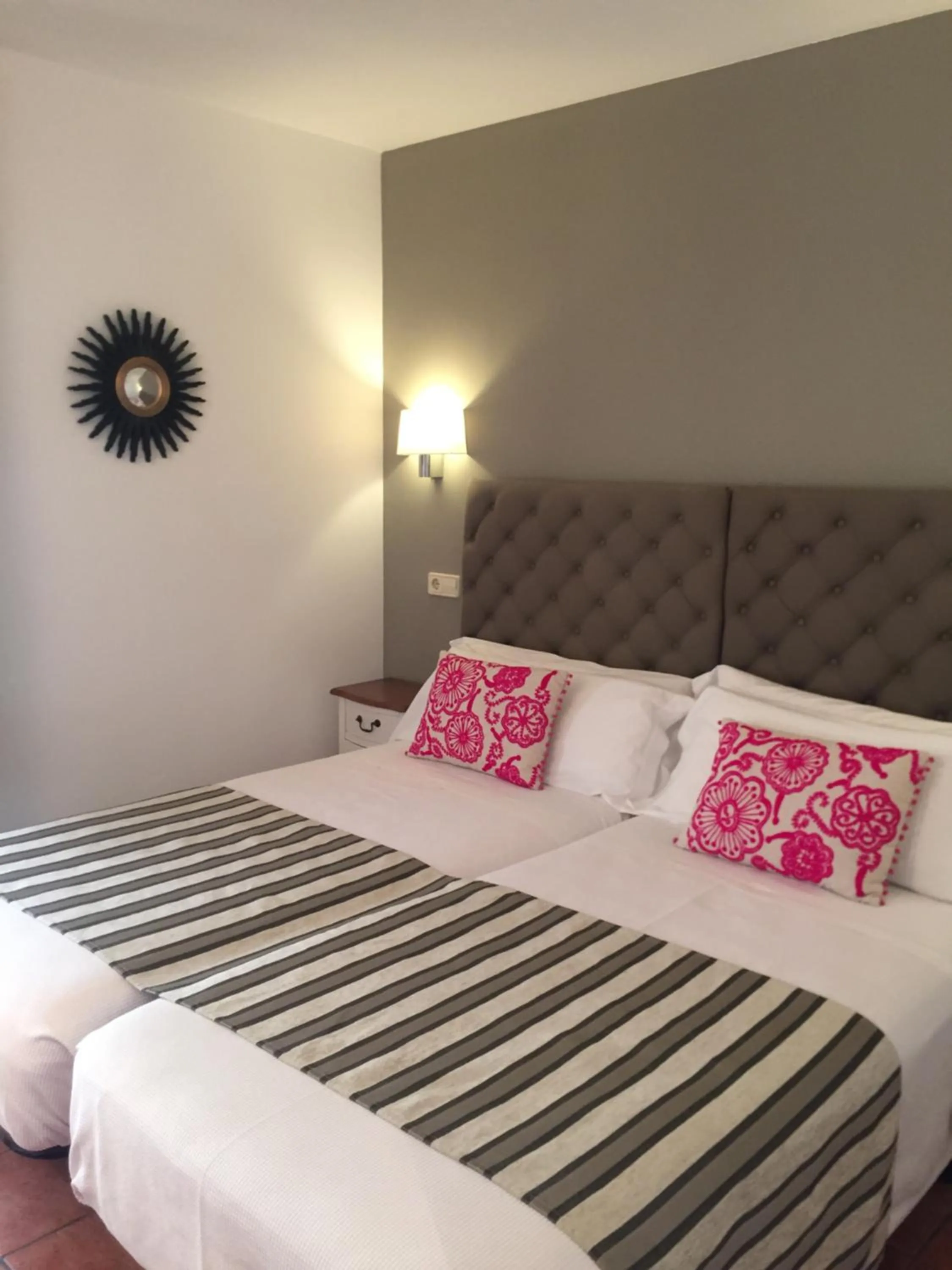 Photo of the whole room, Bed in Alda Casa De Los Reyes