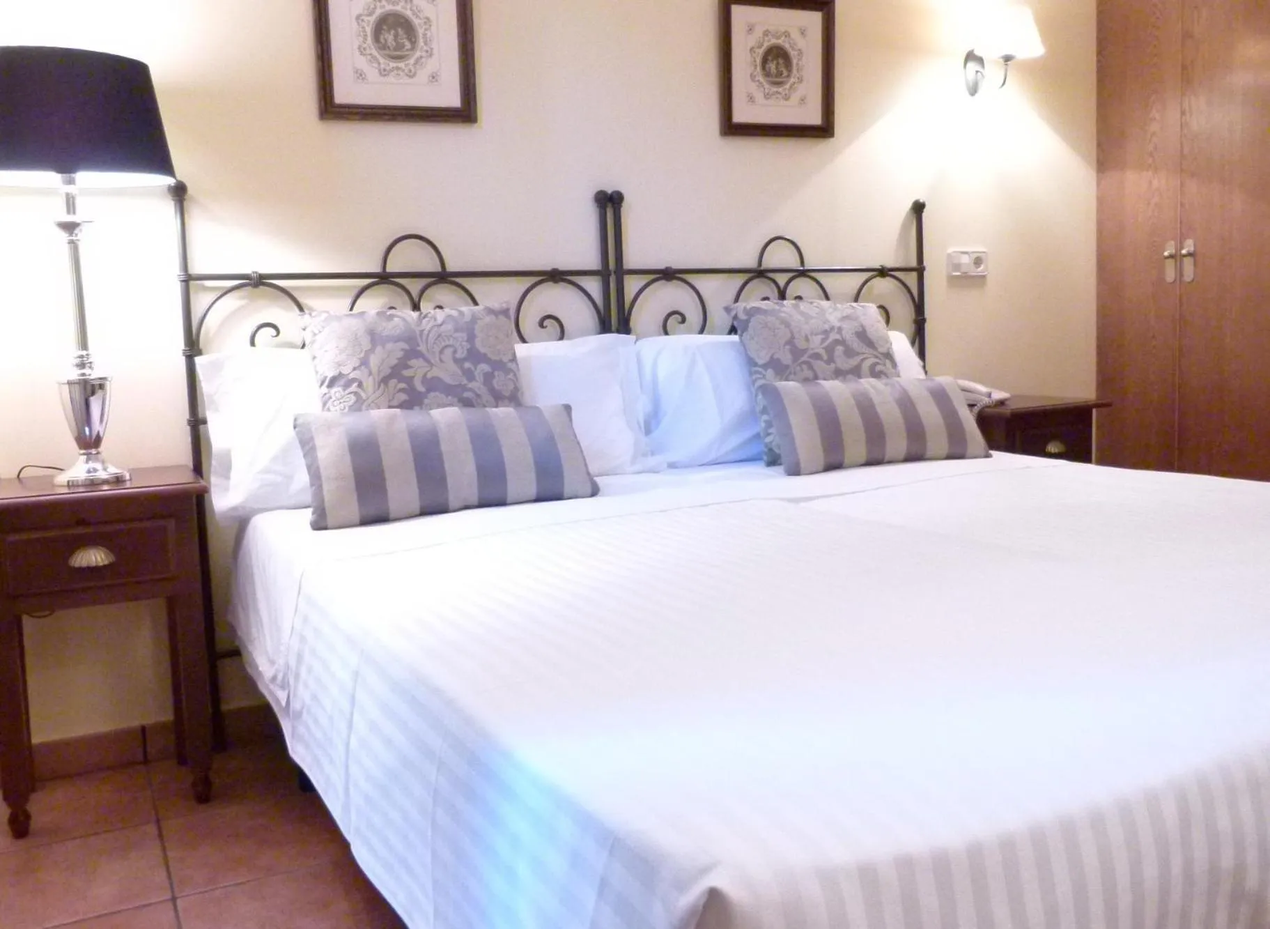 Photo of the whole room, Bed in Alda Casa De Los Reyes