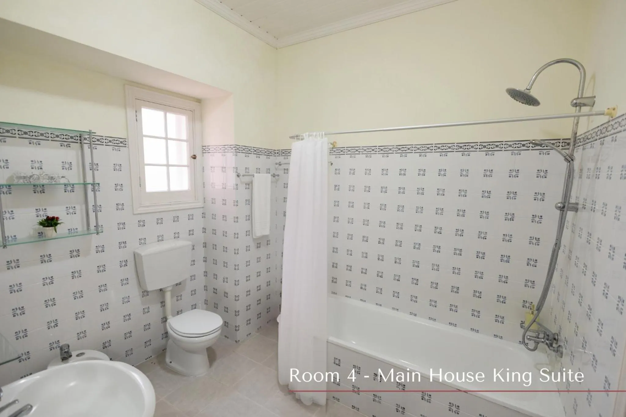 Shower in Solar de Lalém