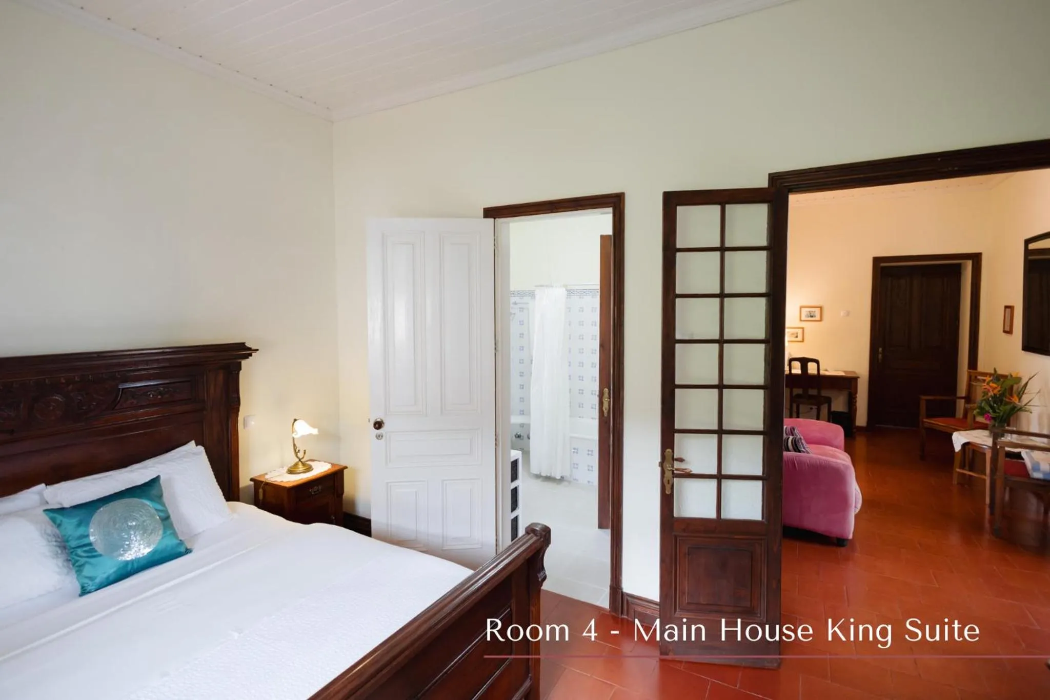 Photo of the whole room, Bed in Solar de Lalém