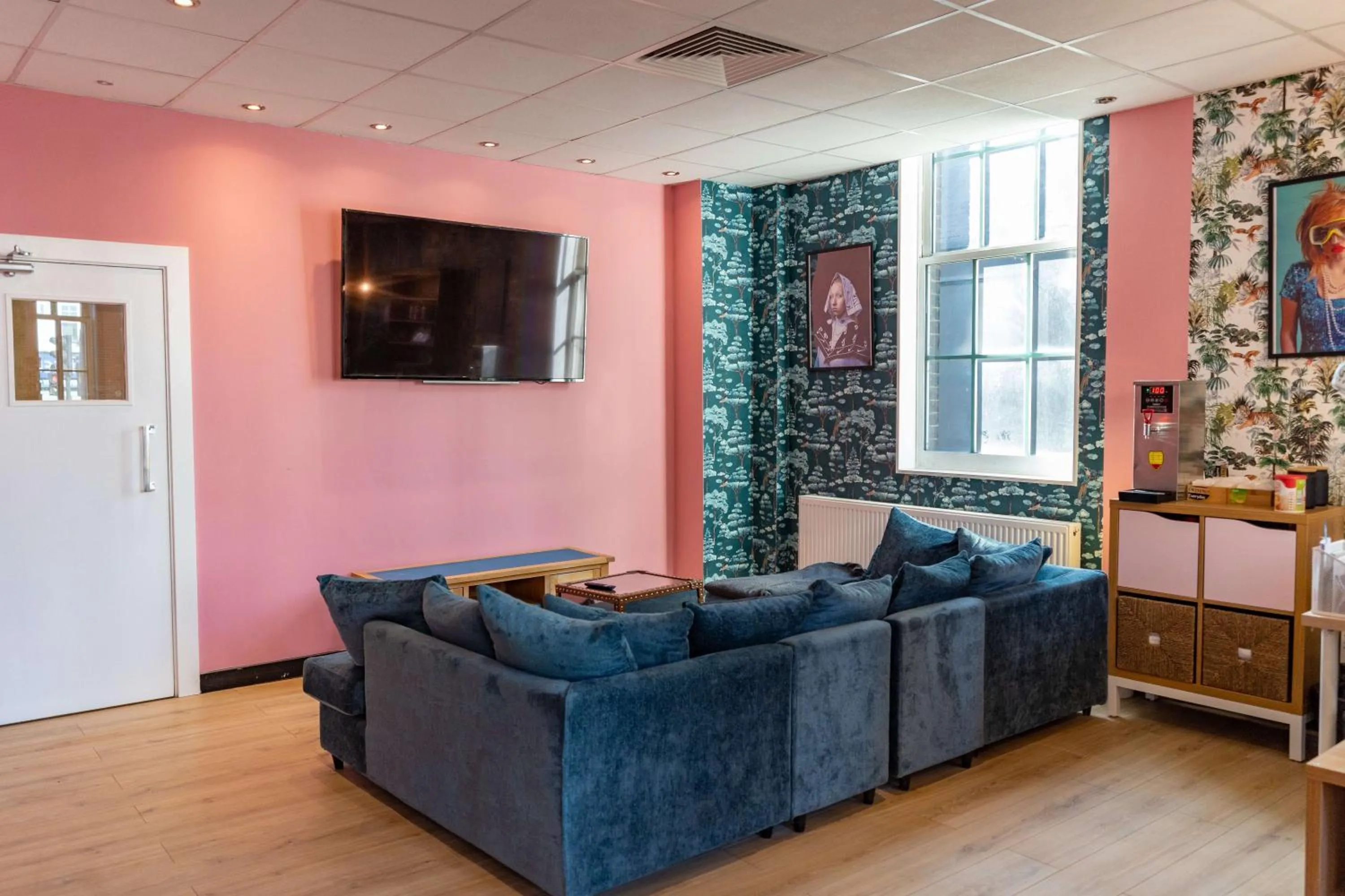 Communal lounge/ TV room in Hostelle - women only hostel London