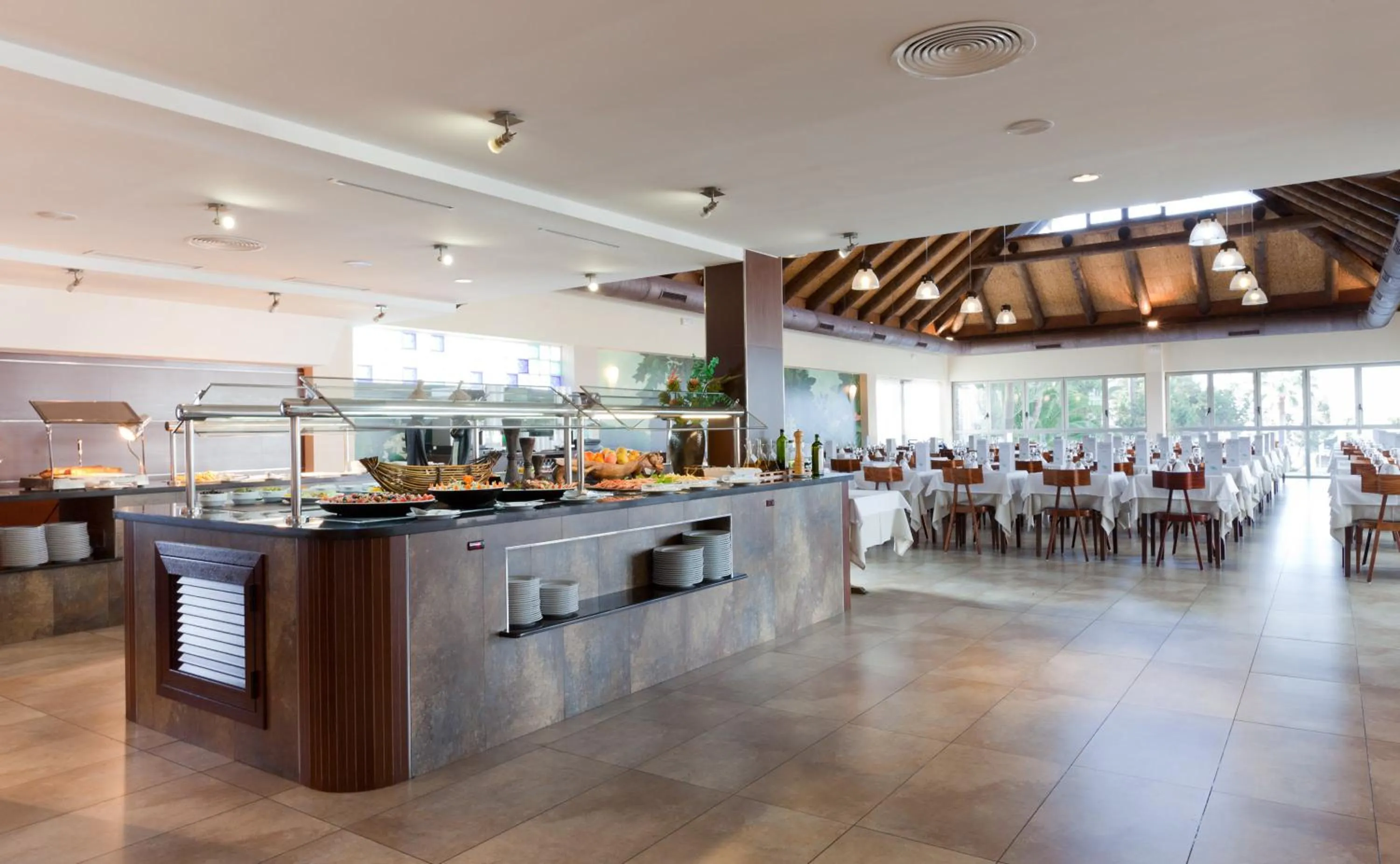 Restaurant/places to eat in Marvell Club Hotel & Apartments