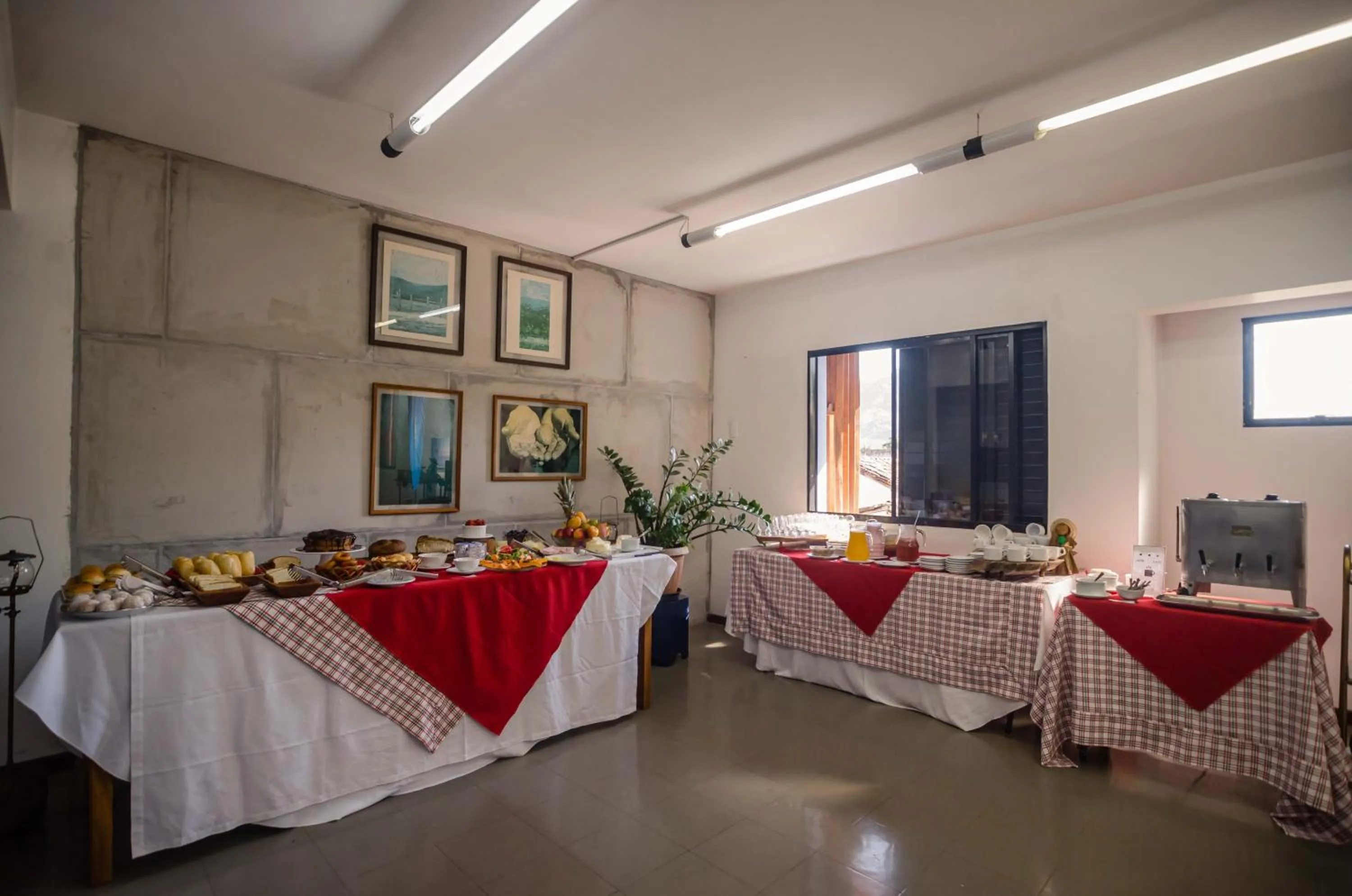 Food and drinks in Alpes Hotel