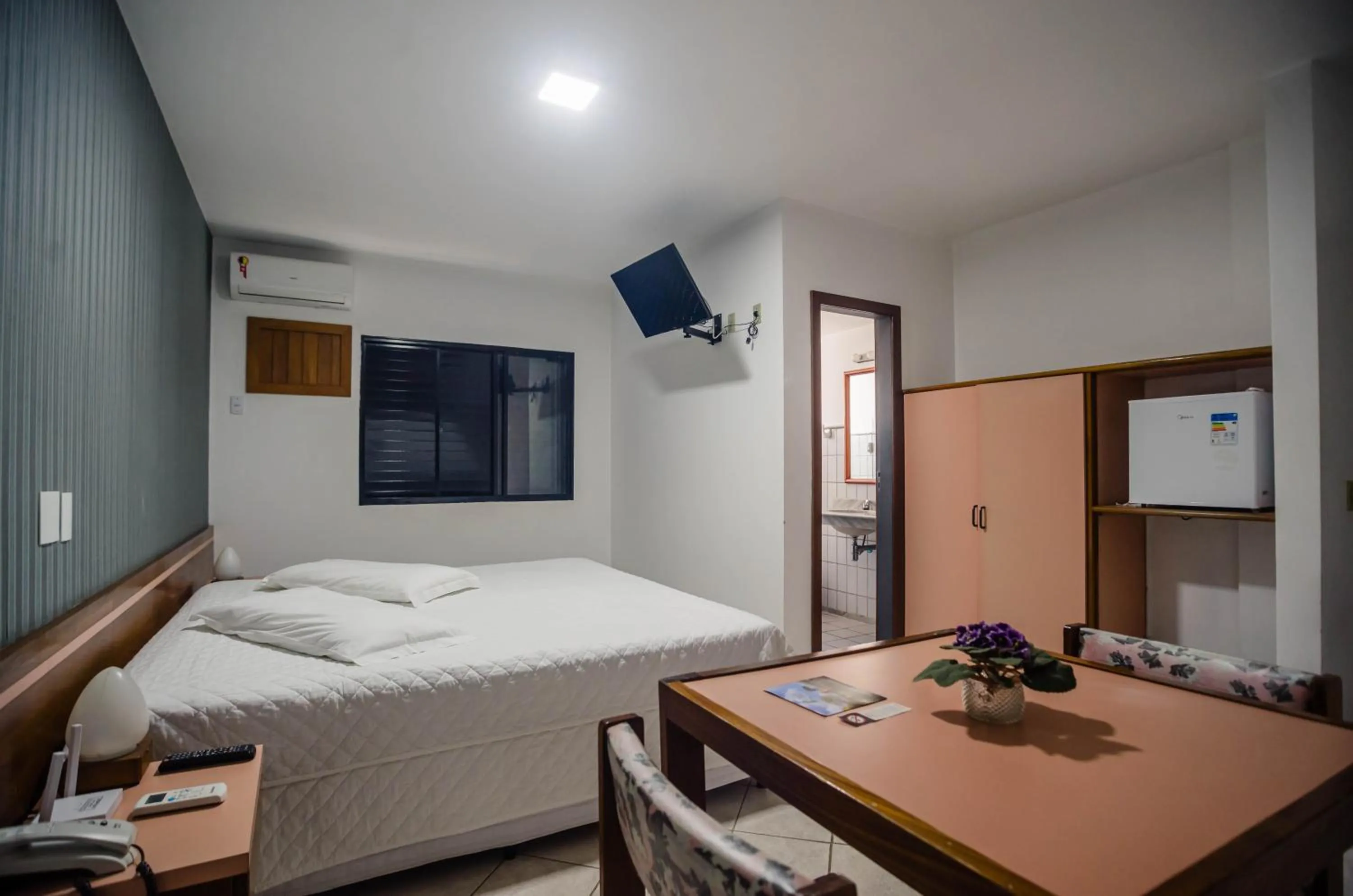 Bedroom, Bed in Alpes Hotel