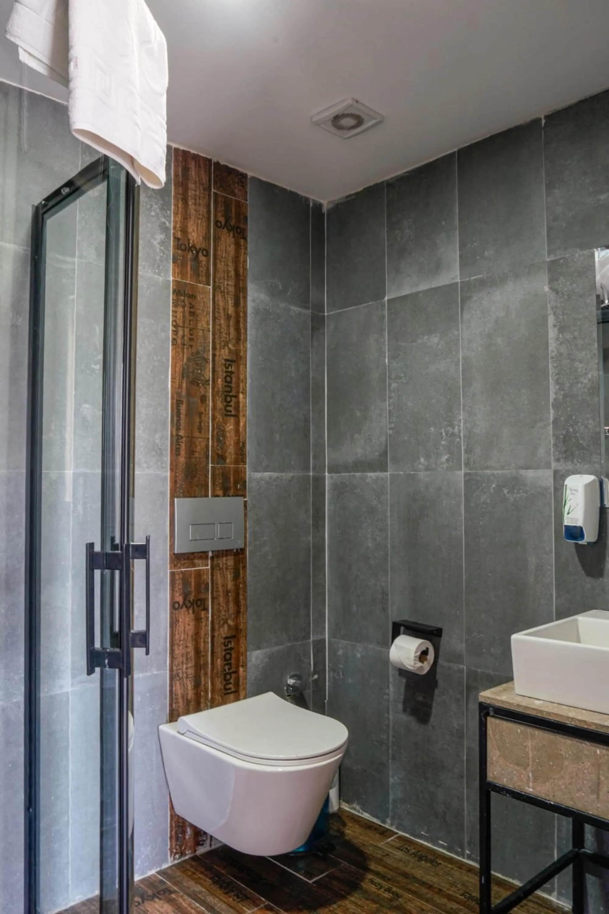 Shower in Lupo Libero Hotel Spa